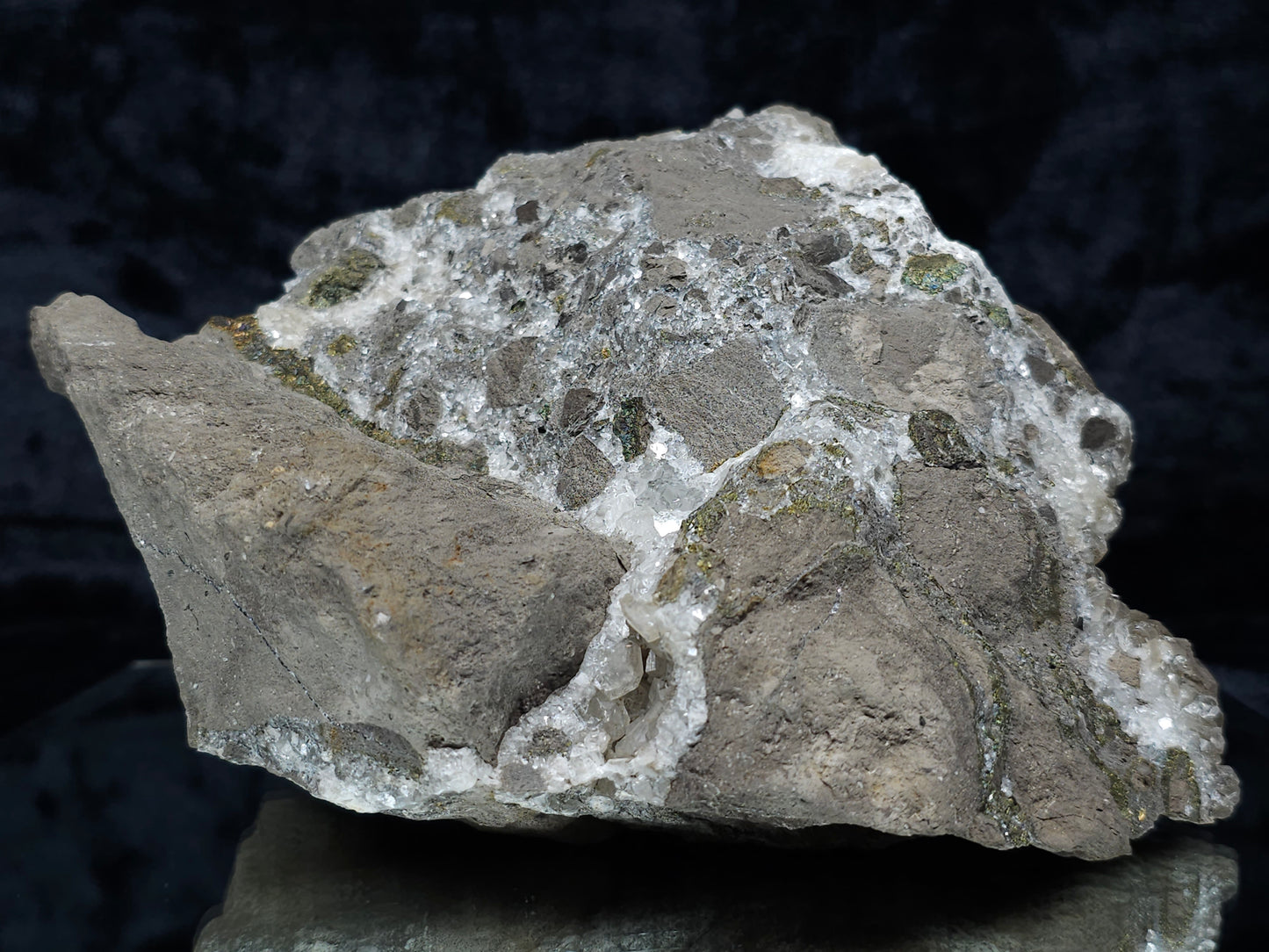 #33193 Special clear Nailhead Spar Calcite cluster and geode with Chalcopyrite ore and multiple small fossils in the matrix