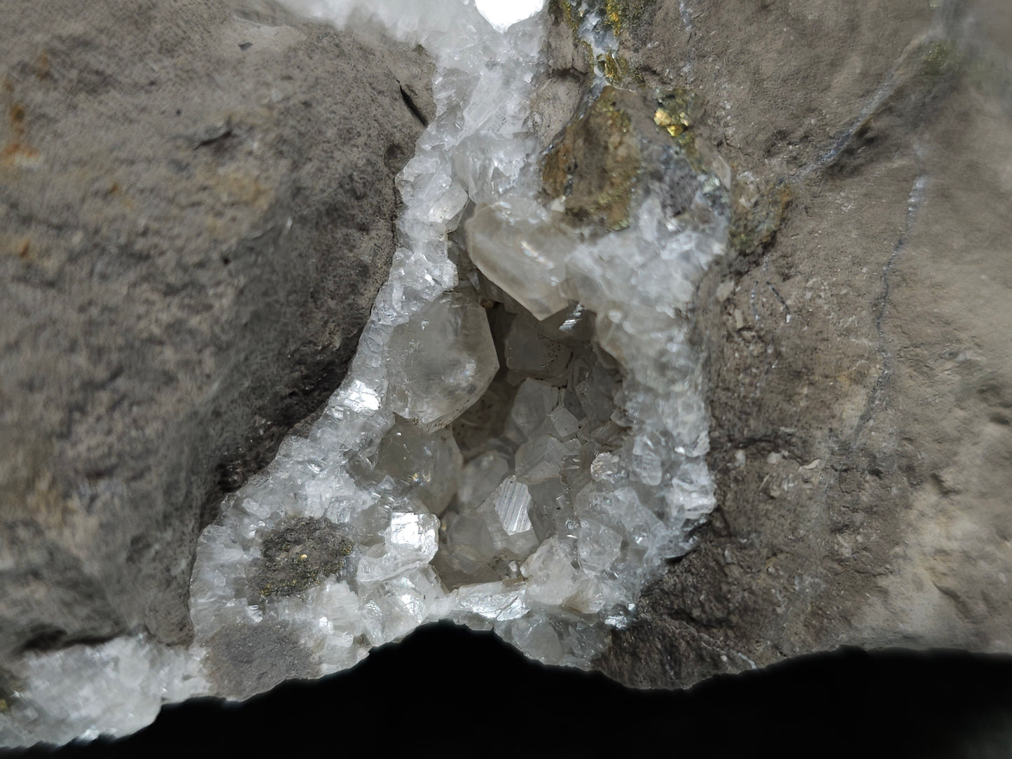 #33193 Special clear Nailhead Spar Calcite cluster and geode with Chalcopyrite ore and multiple small fossils in the matrix