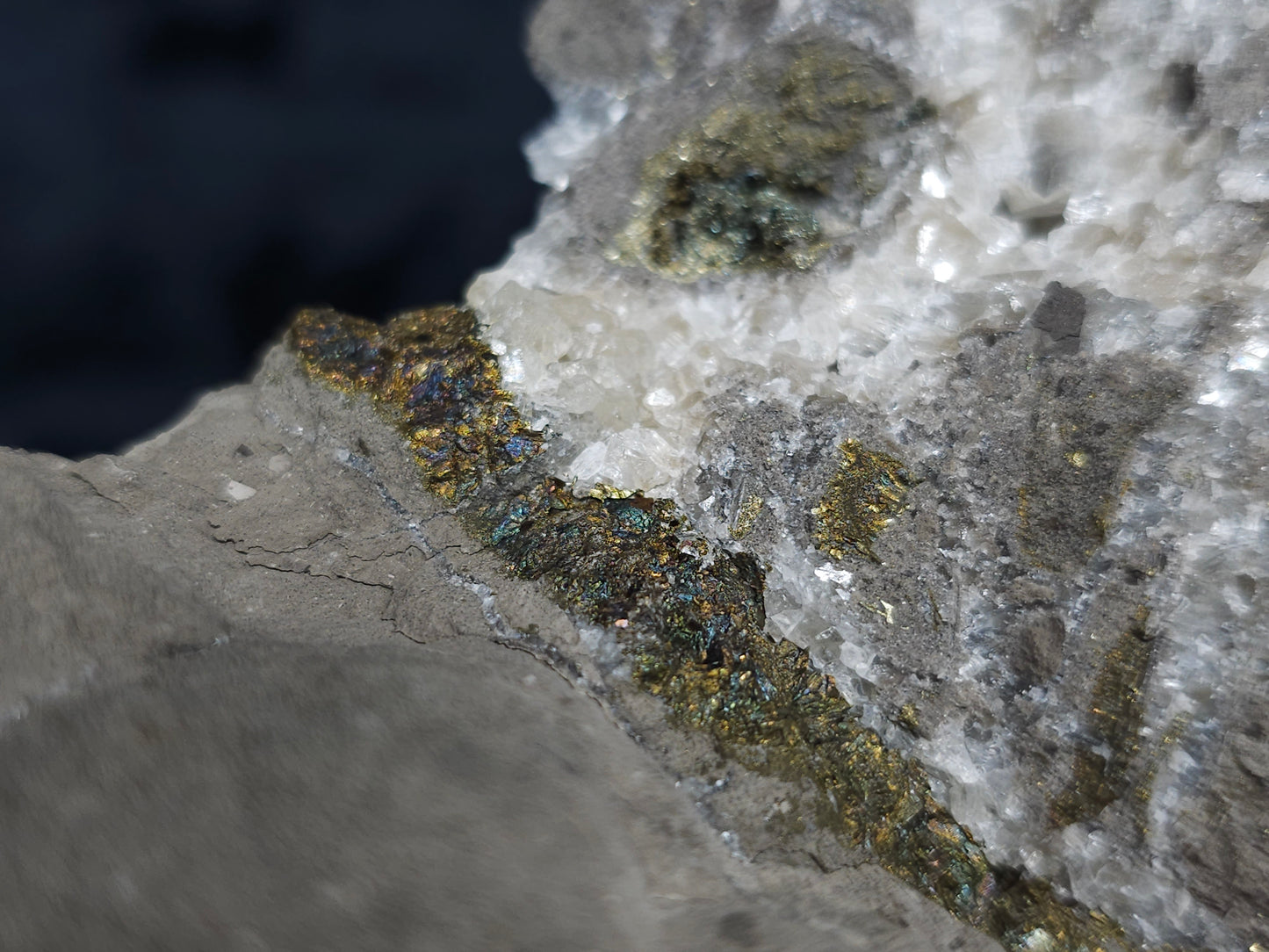 #33193 Special clear Nailhead Spar Calcite cluster and geode with Chalcopyrite ore and multiple small fossils in the matrix
