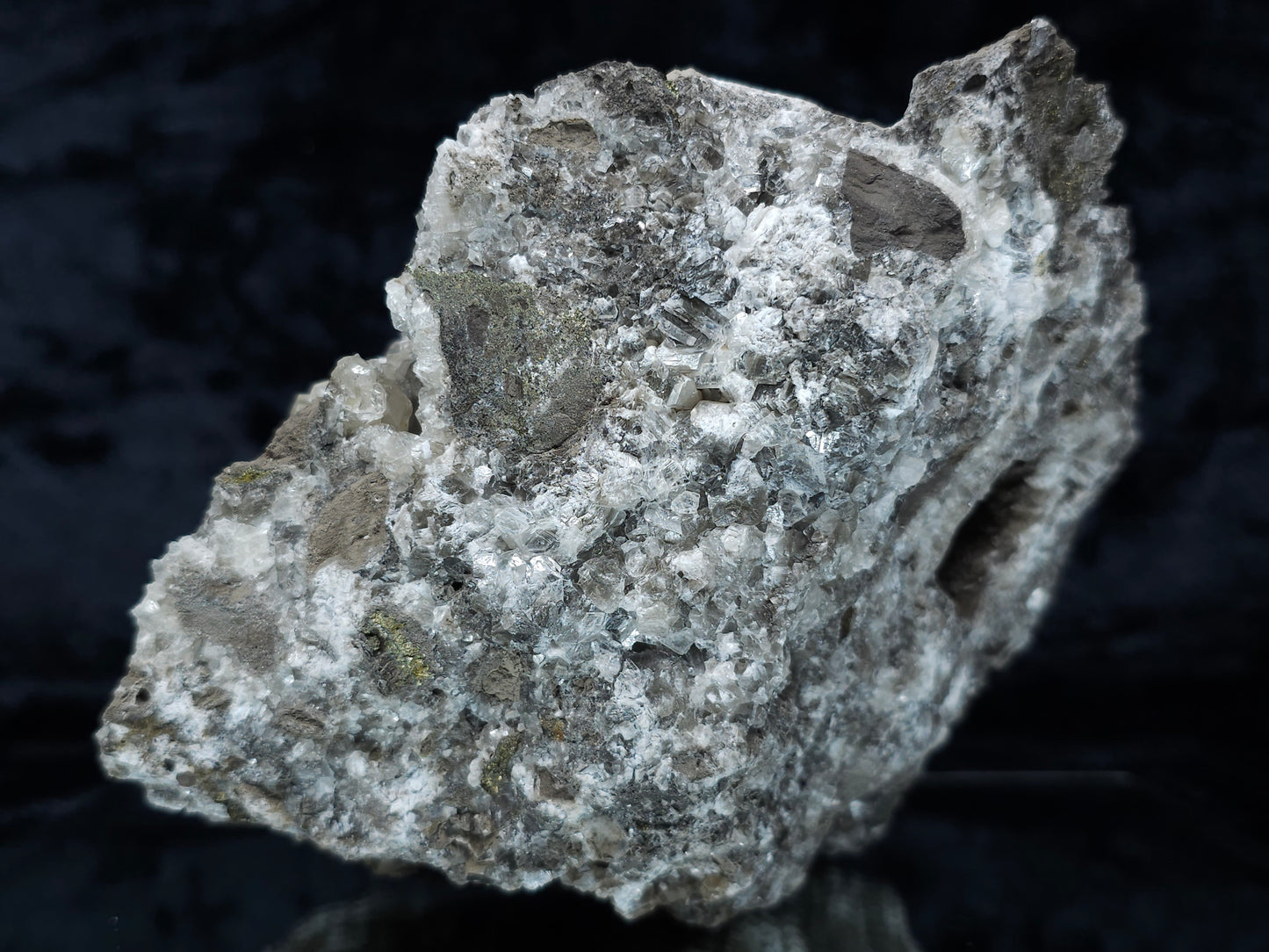 #33194 Special clear Nailhead Spar Calcite cluster with Chalcopyrite ore and multiple small fossils in the matrix
