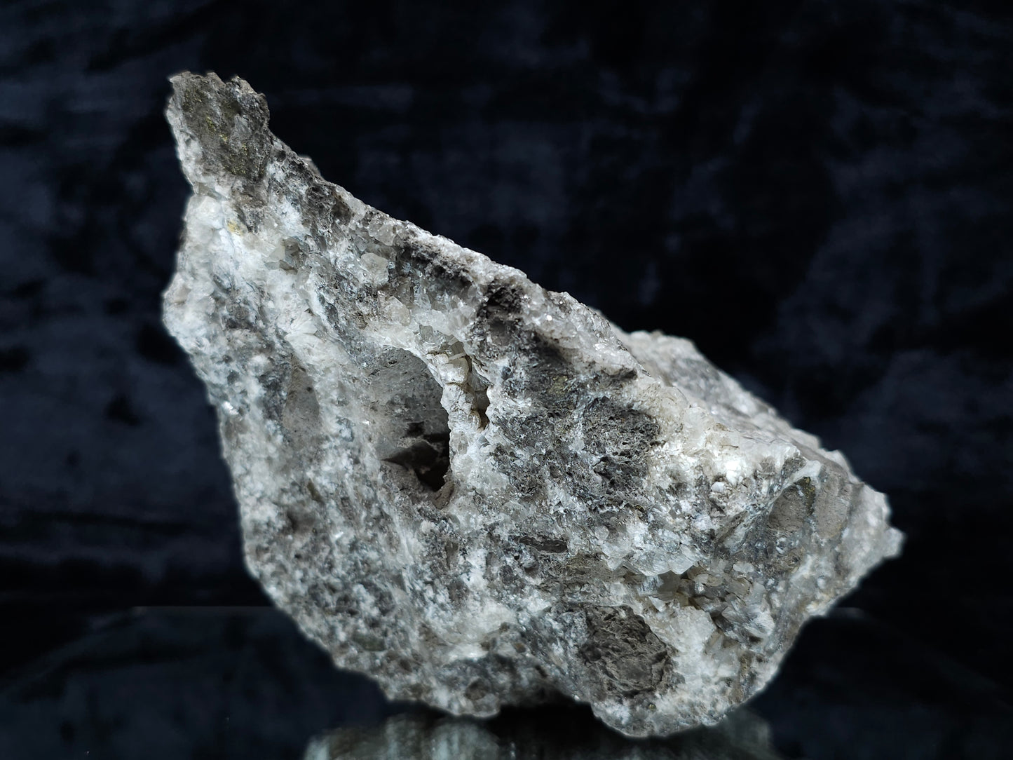 #33194 Special clear Nailhead Spar Calcite cluster with Chalcopyrite ore and multiple small fossils in the matrix