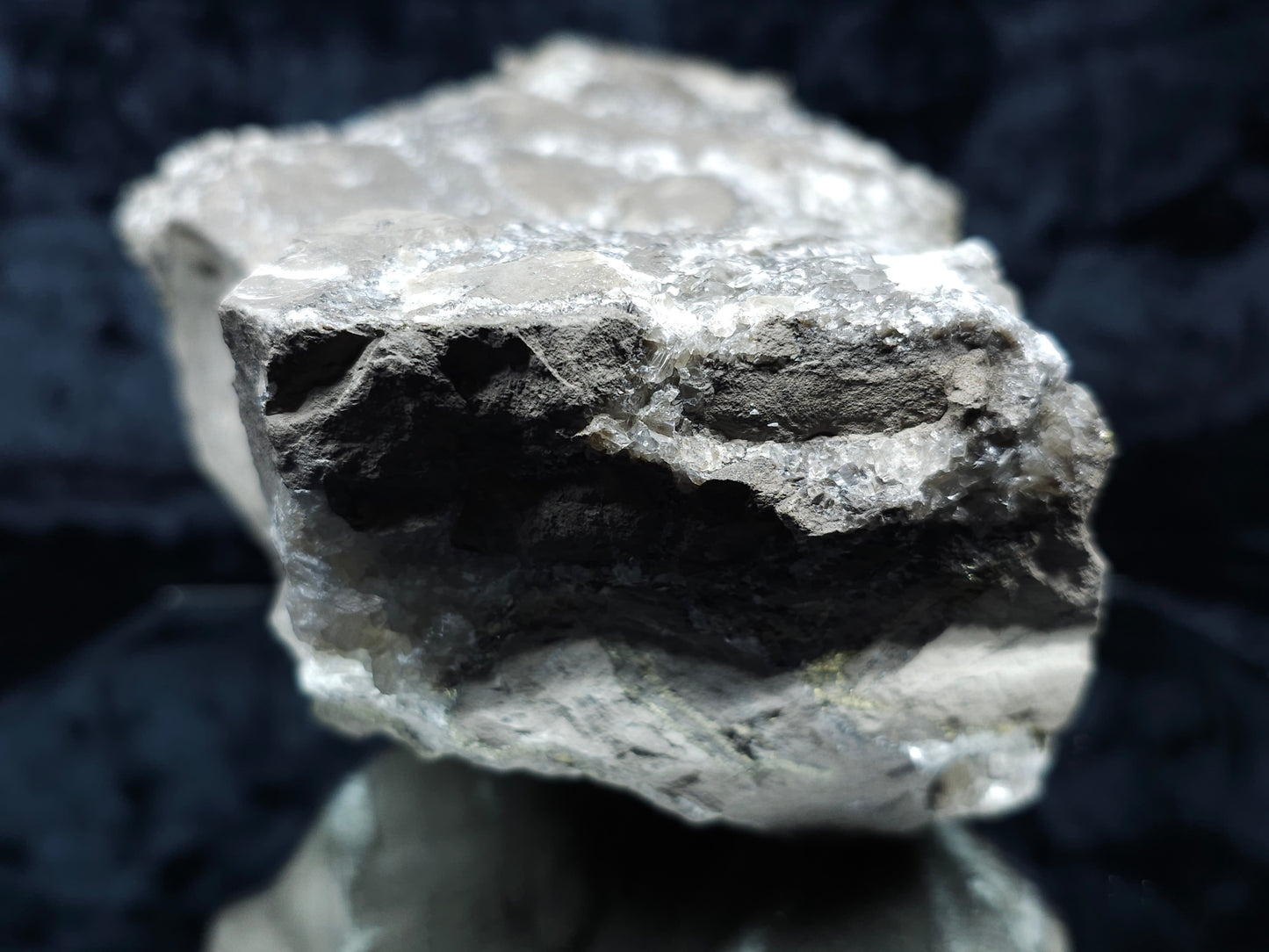 #33195 Special clear Nailhead Spar Calcite cluster with Chalcopyrite ore and multiple small fossils in the matrix