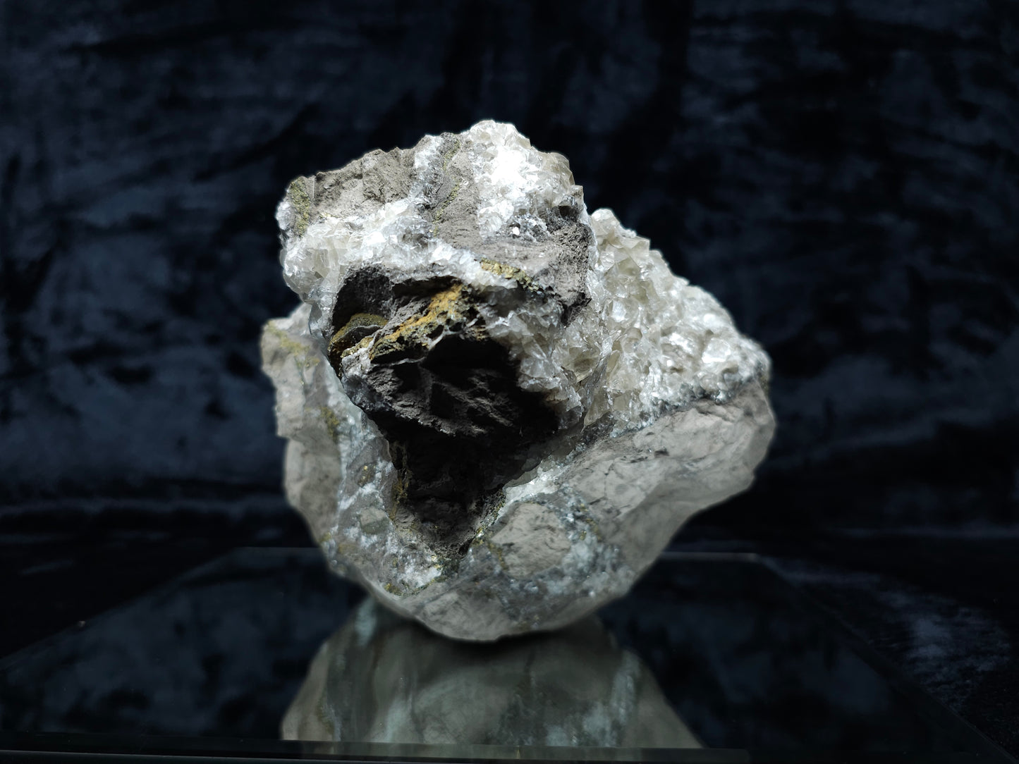 #33195 Special clear Nailhead Spar Calcite cluster with Chalcopyrite ore and multiple small fossils in the matrix