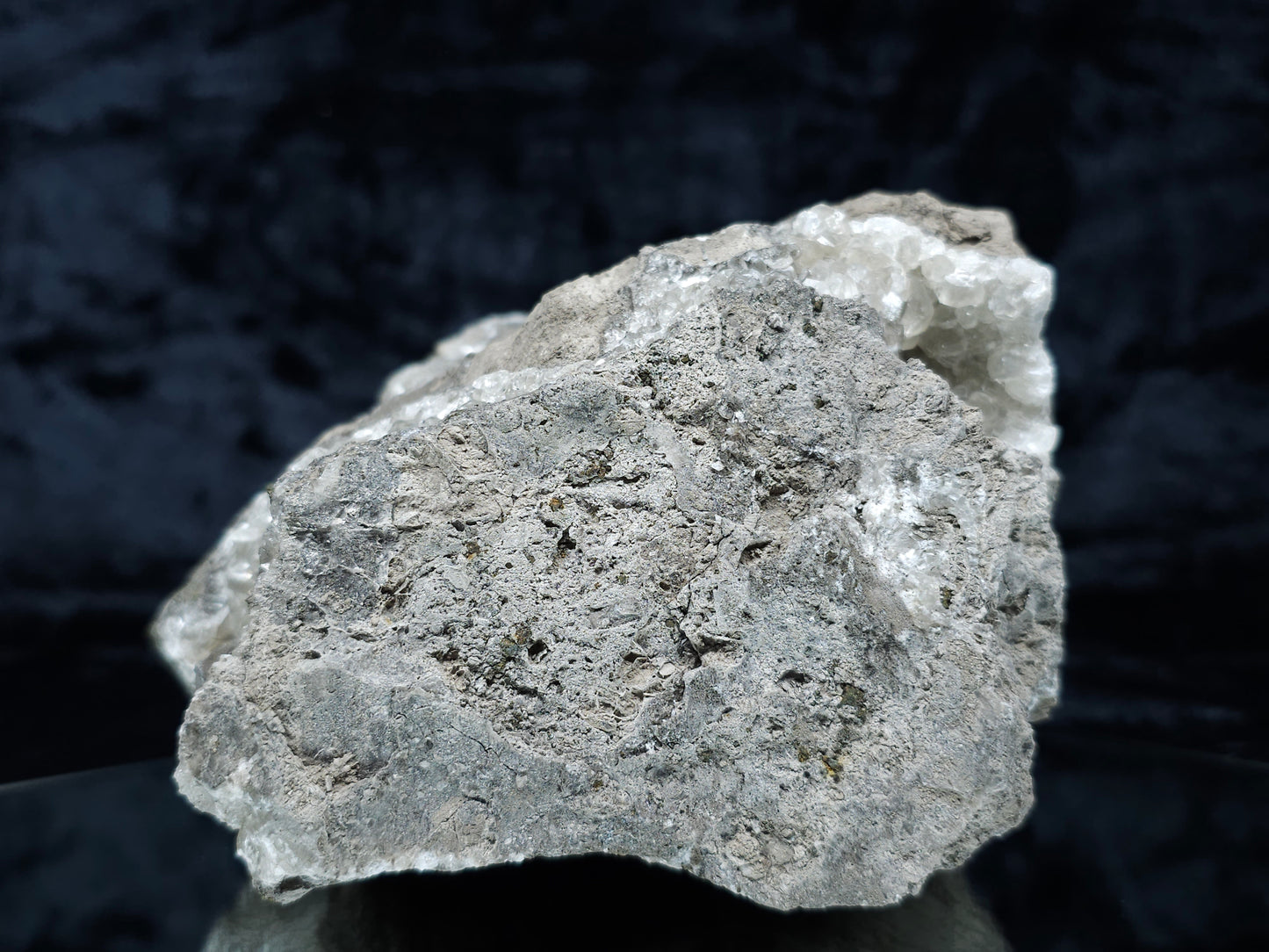 #33196 Special clear Nailhead Spar Calcite cluster and geode with Chalcopyrite ore and multiple small fossils in the matrix