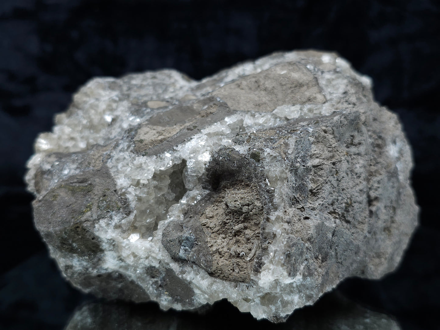 #33196 Special clear Nailhead Spar Calcite cluster and geode with Chalcopyrite ore and multiple small fossils in the matrix