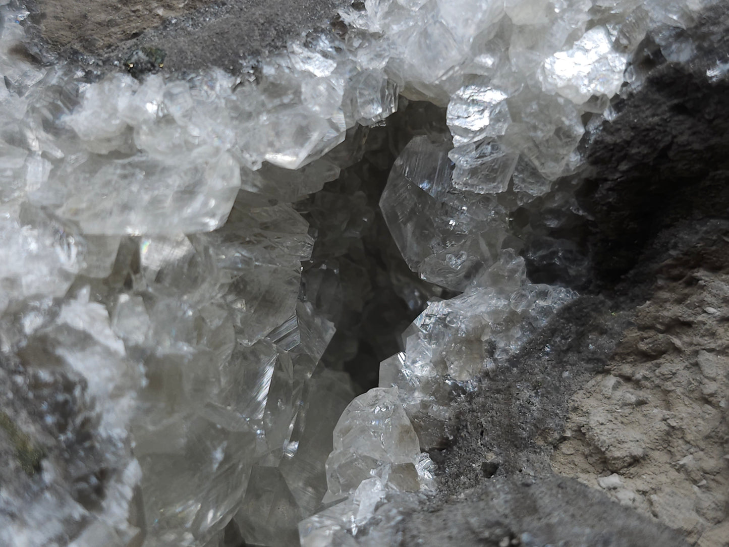 #33196 Special clear Nailhead Spar Calcite cluster and geode with Chalcopyrite ore and multiple small fossils in the matrix