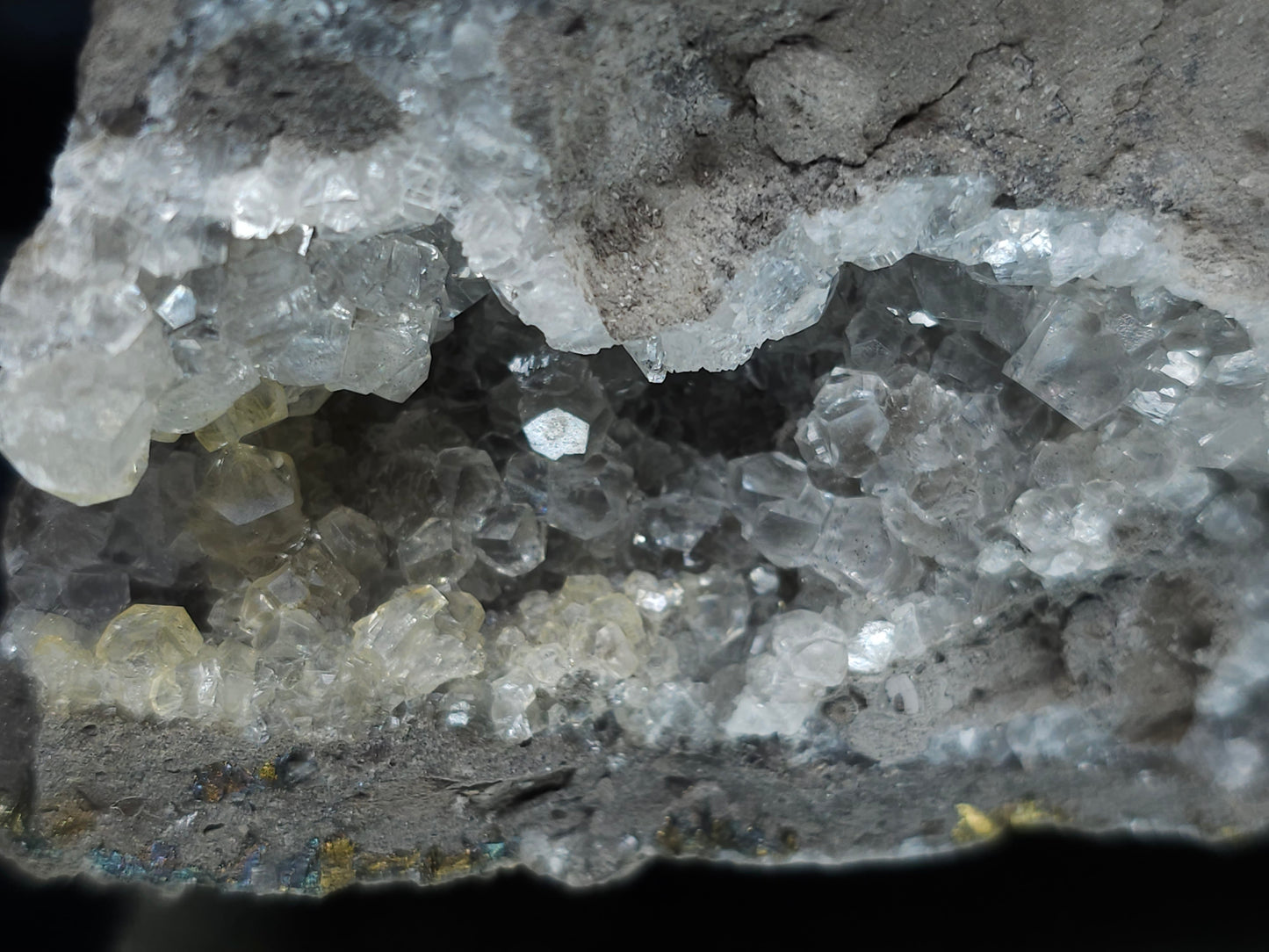 #33197 Special clear Nailhead Spar Calcite cluster and geode with Chalcopyrite ore and multiple small fossils in the matrix