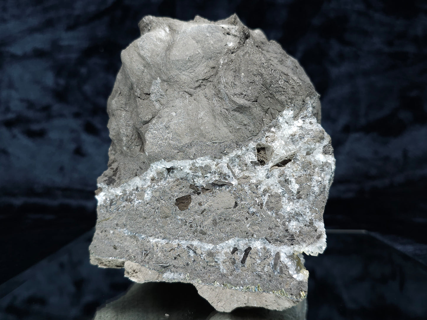 #33197 Special clear Nailhead Spar Calcite cluster and geode with Chalcopyrite ore and multiple small fossils in the matrix