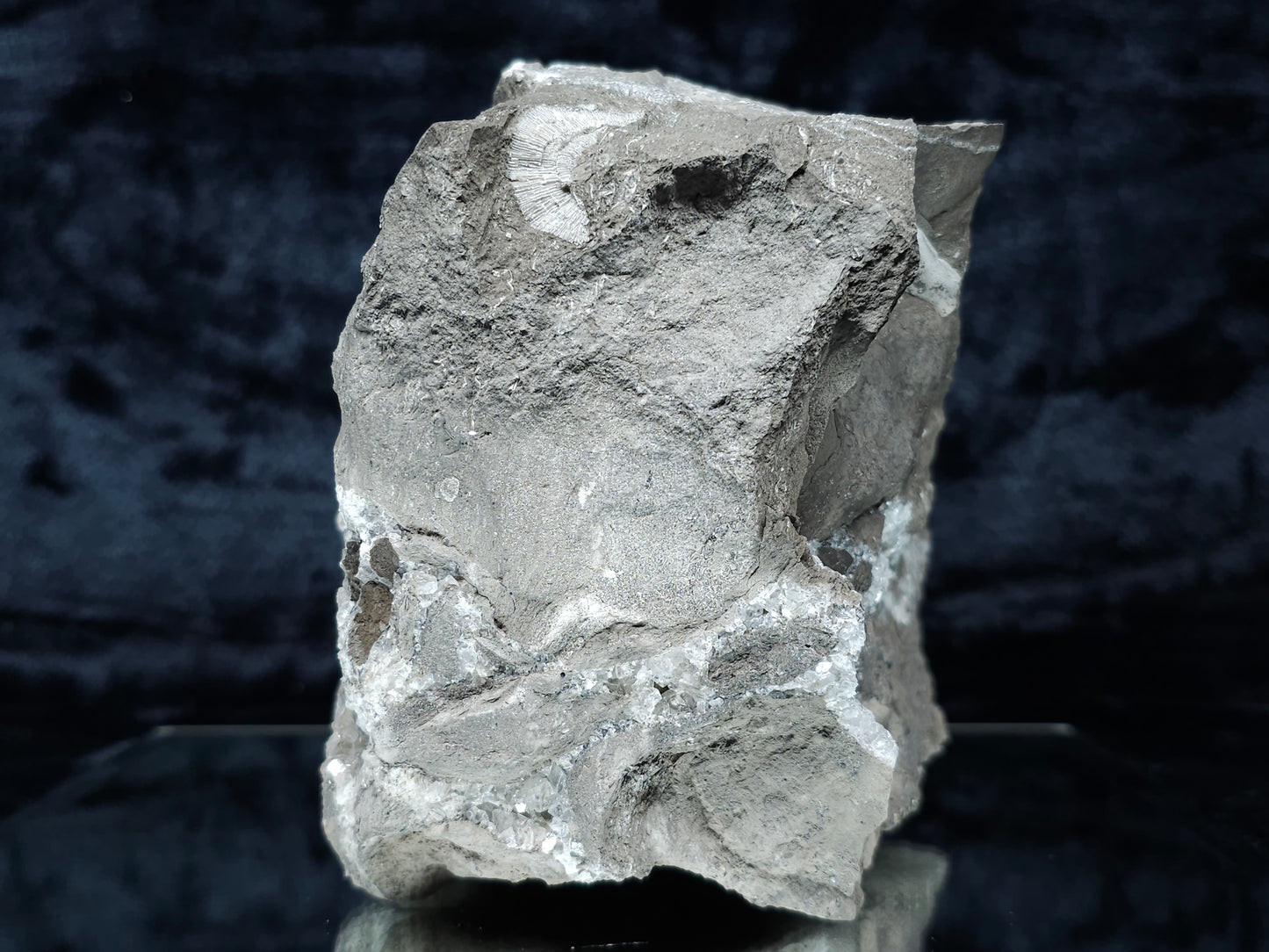 #33197 Special clear Nailhead Spar Calcite cluster and geode with Chalcopyrite ore and multiple small fossils in the matrix