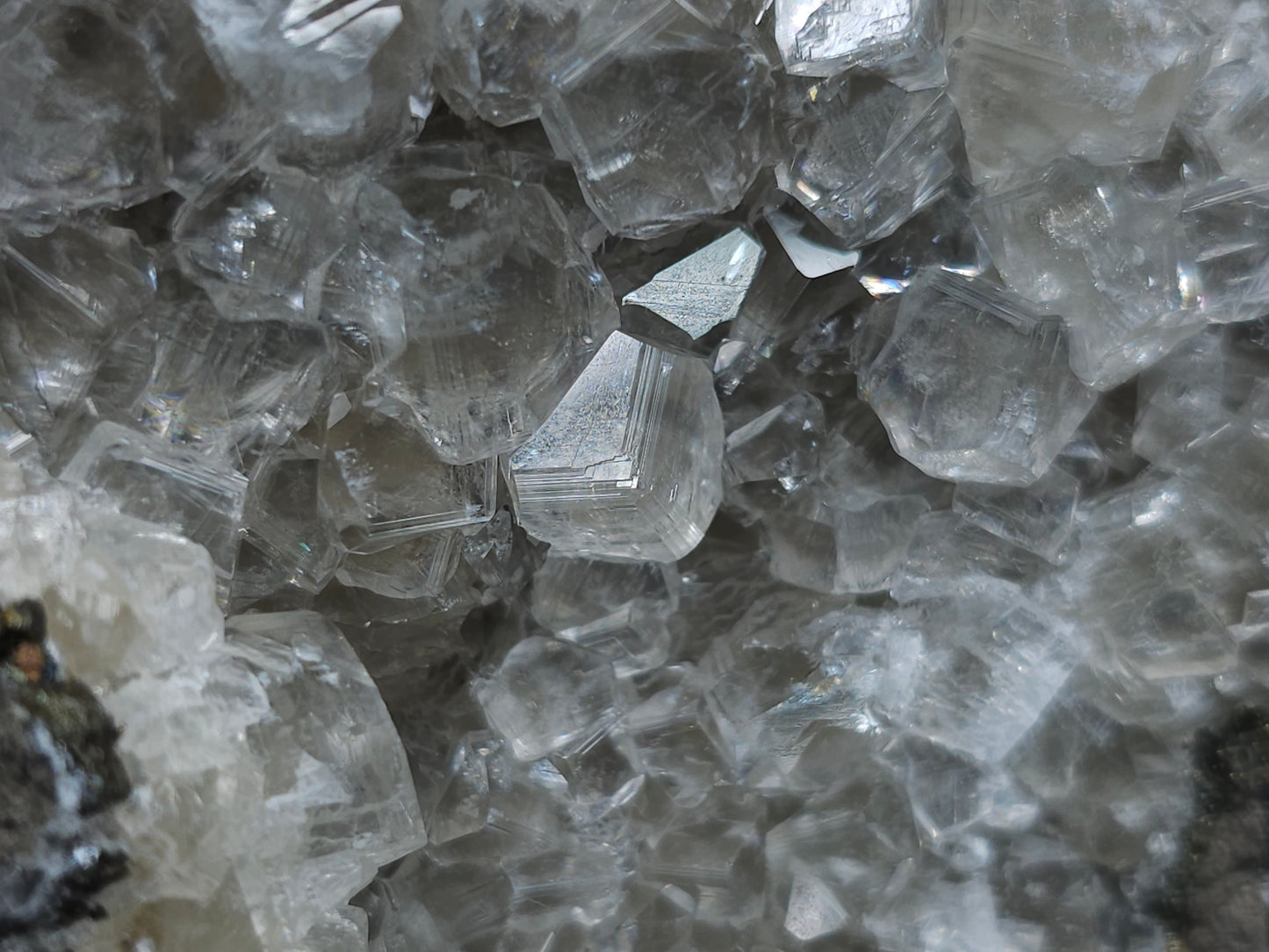 #33198 Special clear Nailhead Spar Calcite cluster with Chalcopyrite ore and multiple small fossils in the matrix