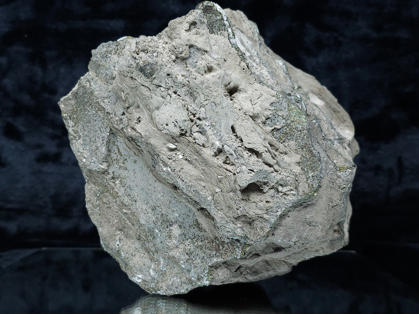 #33198 Special clear Nailhead Spar Calcite cluster with Chalcopyrite ore and multiple small fossils in the matrix