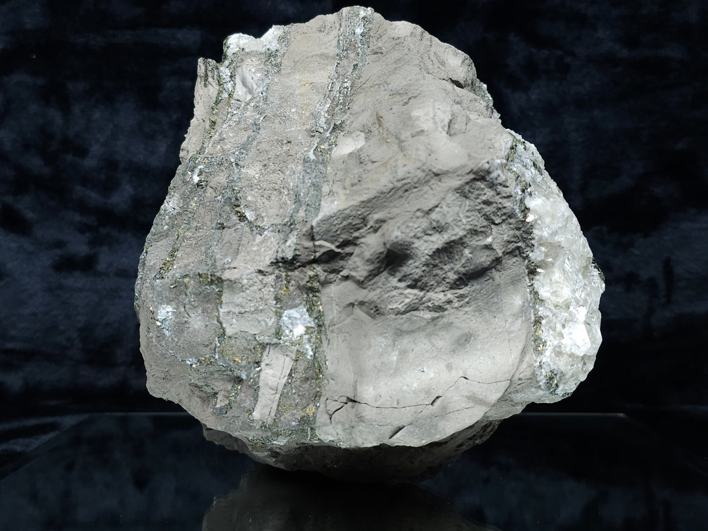 #33198 Special clear Nailhead Spar Calcite cluster with Chalcopyrite ore and multiple small fossils in the matrix