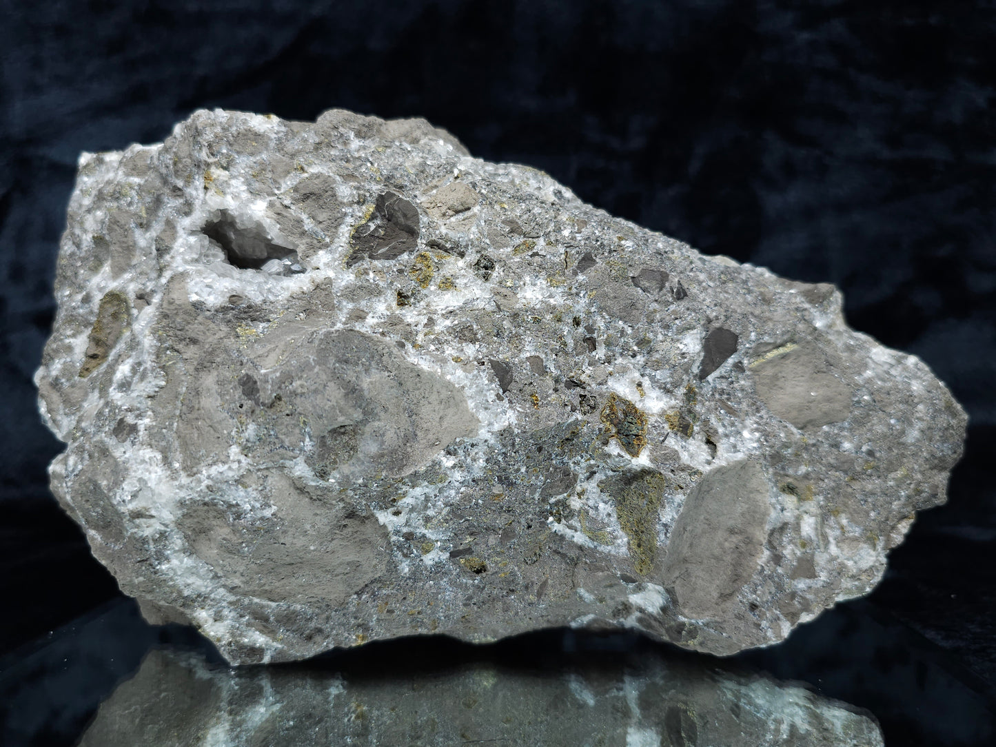 #33199 Special clear Nailhead Spar Calcite cluster and geode with Chalcopyrite ore and multiple small fossils in the matrix