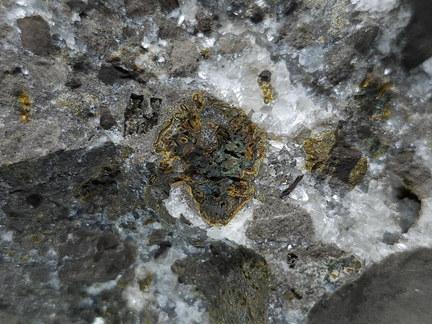 #33199 Special clear Nailhead Spar Calcite cluster and geode with Chalcopyrite ore and multiple small fossils in the matrix