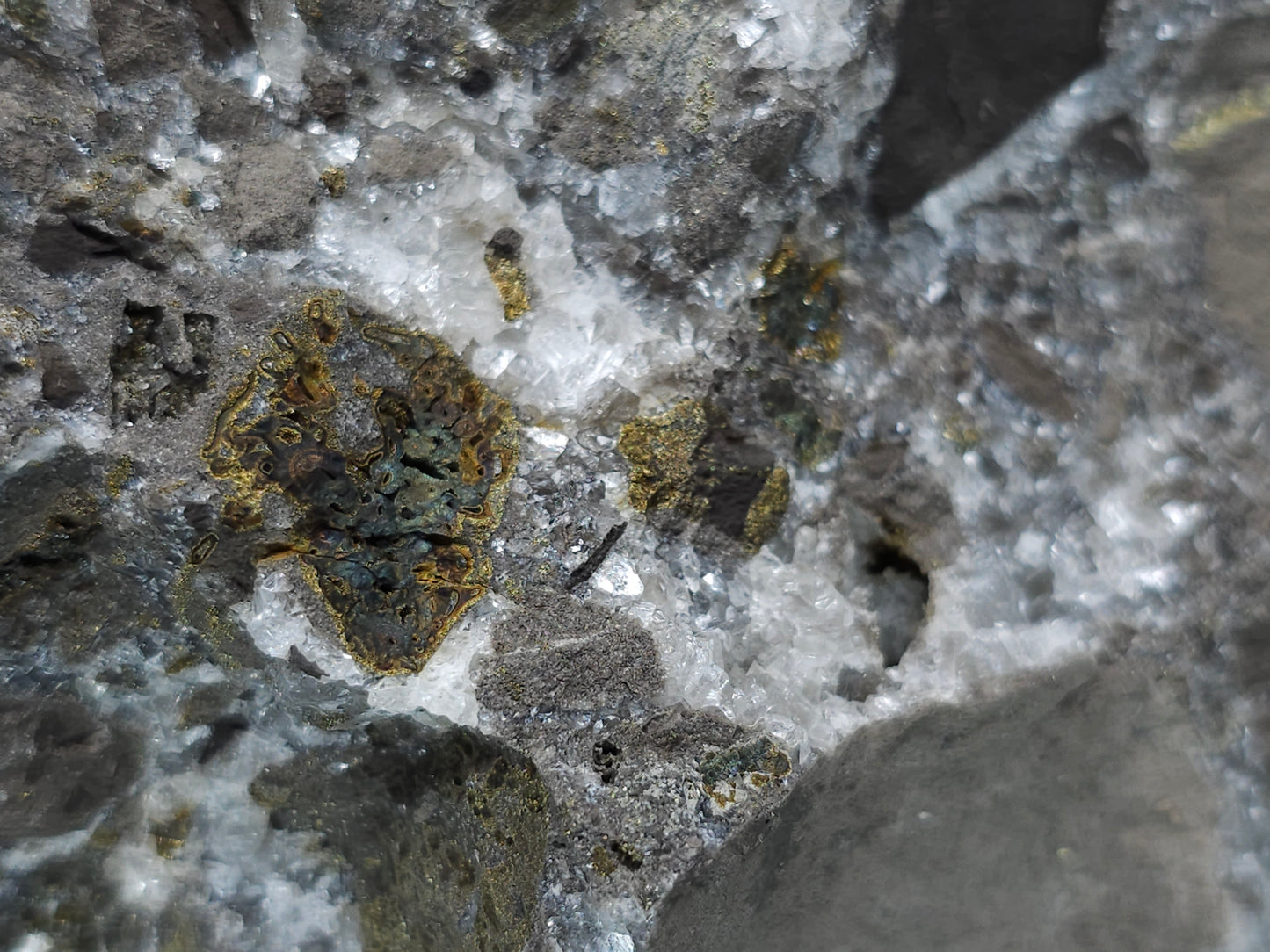 #33199 Special clear Nailhead Spar Calcite cluster and geode with Chalcopyrite ore and multiple small fossils in the matrix