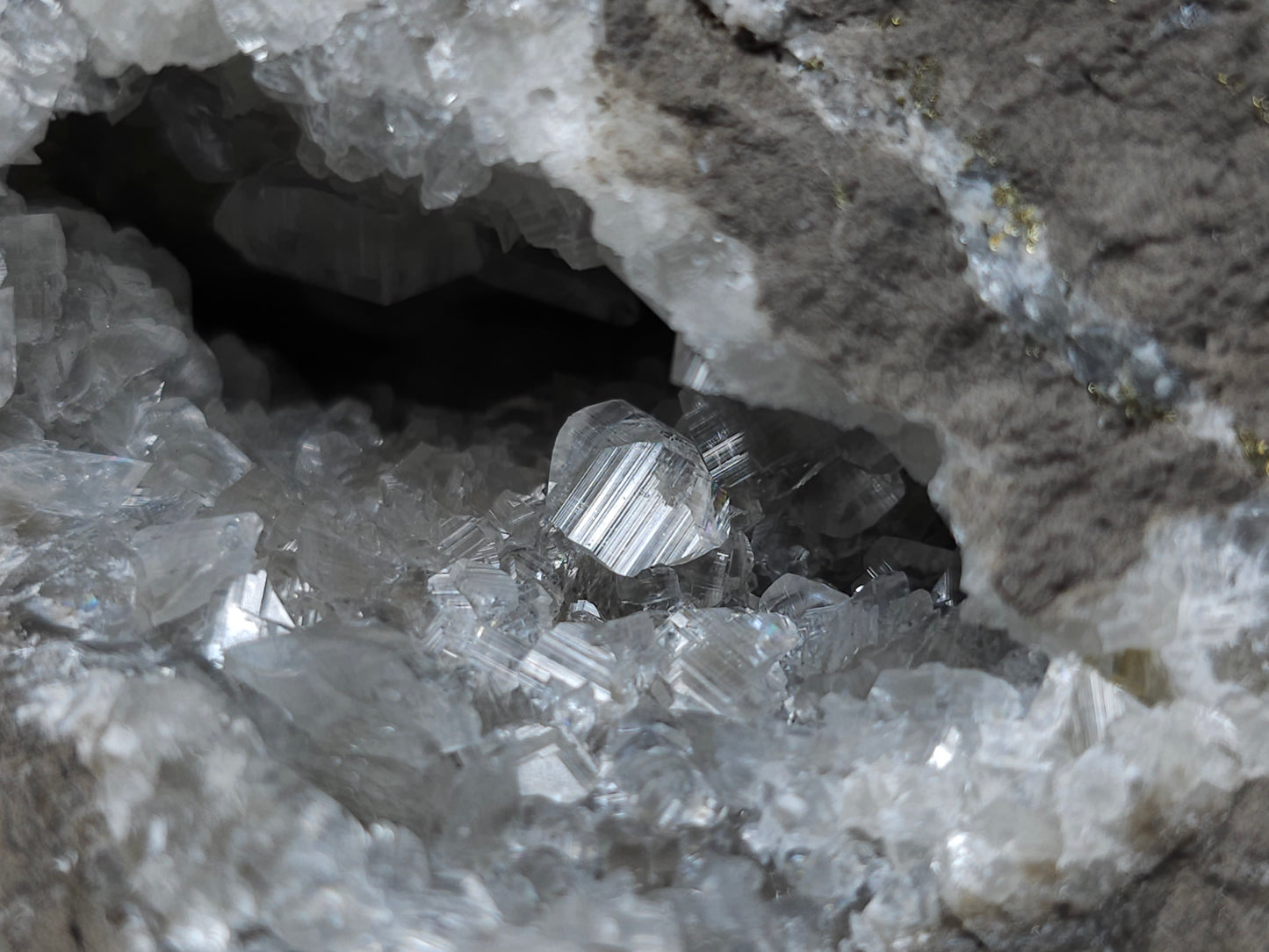 #33199 Special clear Nailhead Spar Calcite cluster and geode with Chalcopyrite ore and multiple small fossils in the matrix
