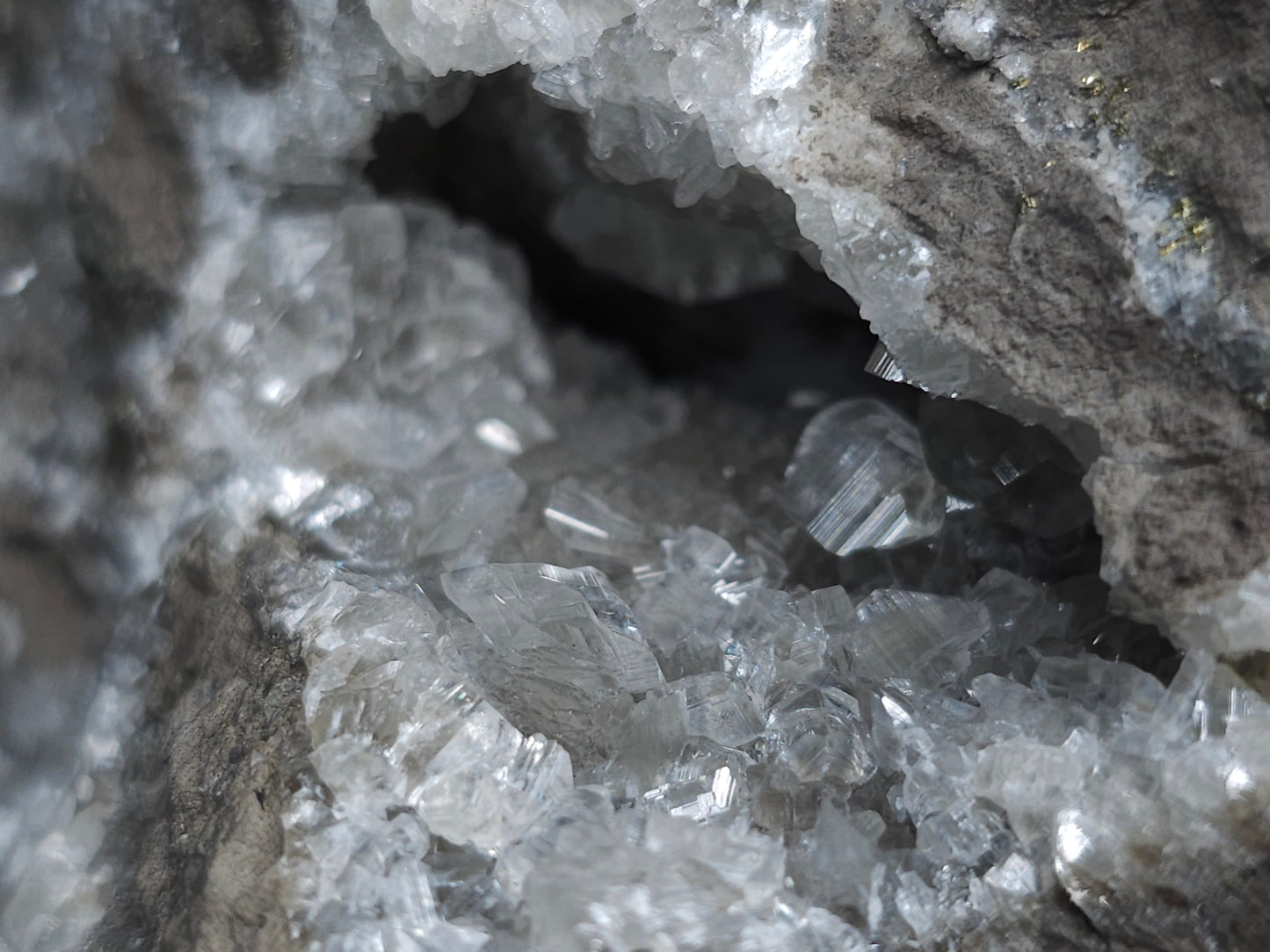 #33199 Special clear Nailhead Spar Calcite cluster and geode with Chalcopyrite ore and multiple small fossils in the matrix
