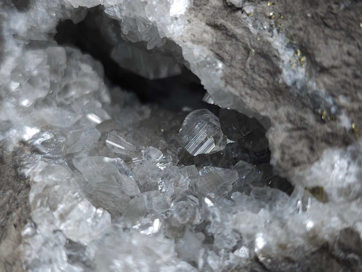 #33199 Special clear Nailhead Spar Calcite cluster and geode with Chalcopyrite ore and multiple small fossils in the matrix