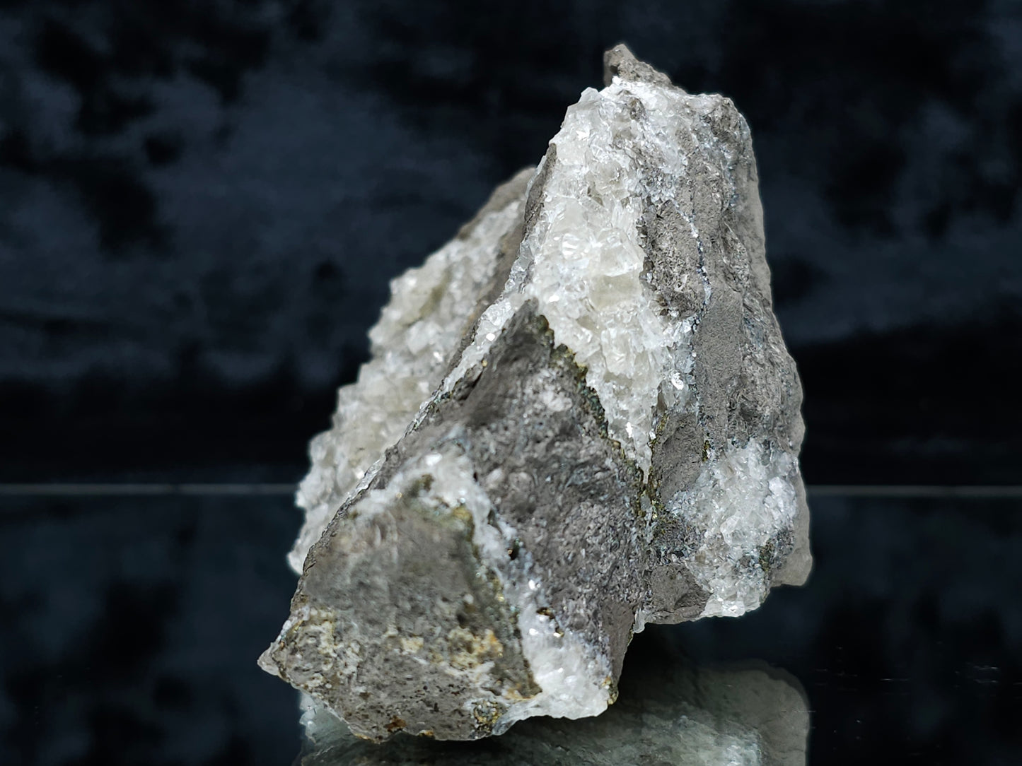 #33205 Super clear Nailhead Spar Calcite geode and Chalcopyrite ore and multiple small fossils in the matrix