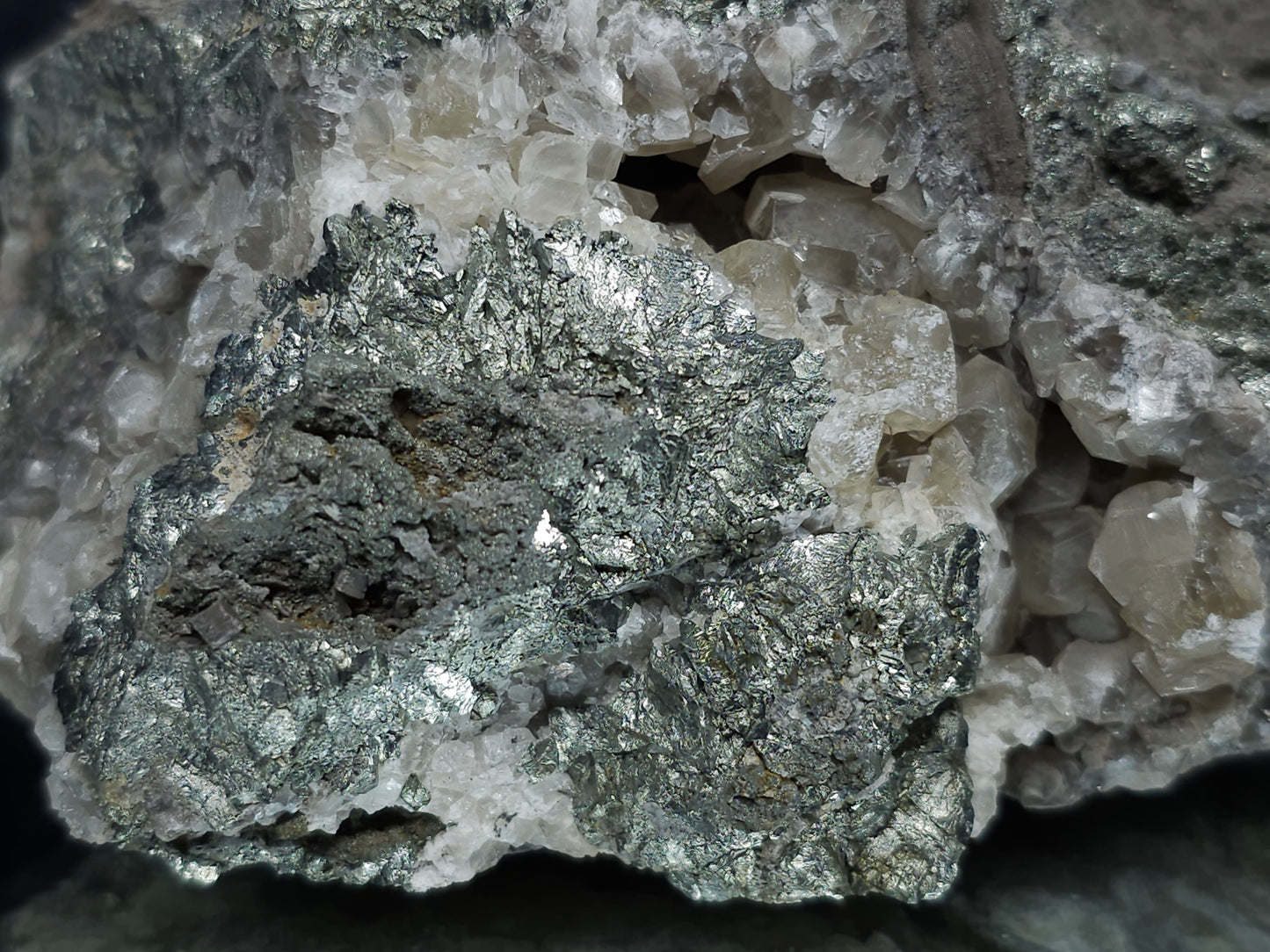 #35882 Chalcopyrite ore and Calcite crystals geode