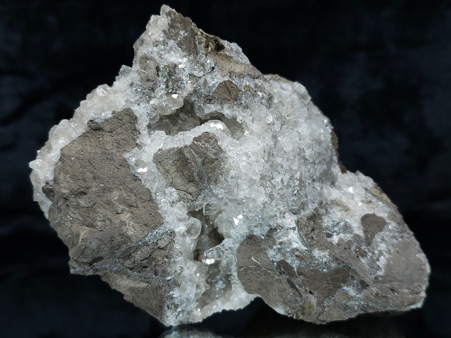 #35920 #Q Super clear Nailhead Spar Calcite geode, Chalcopyrite ore and multiple small fossils in the matrix