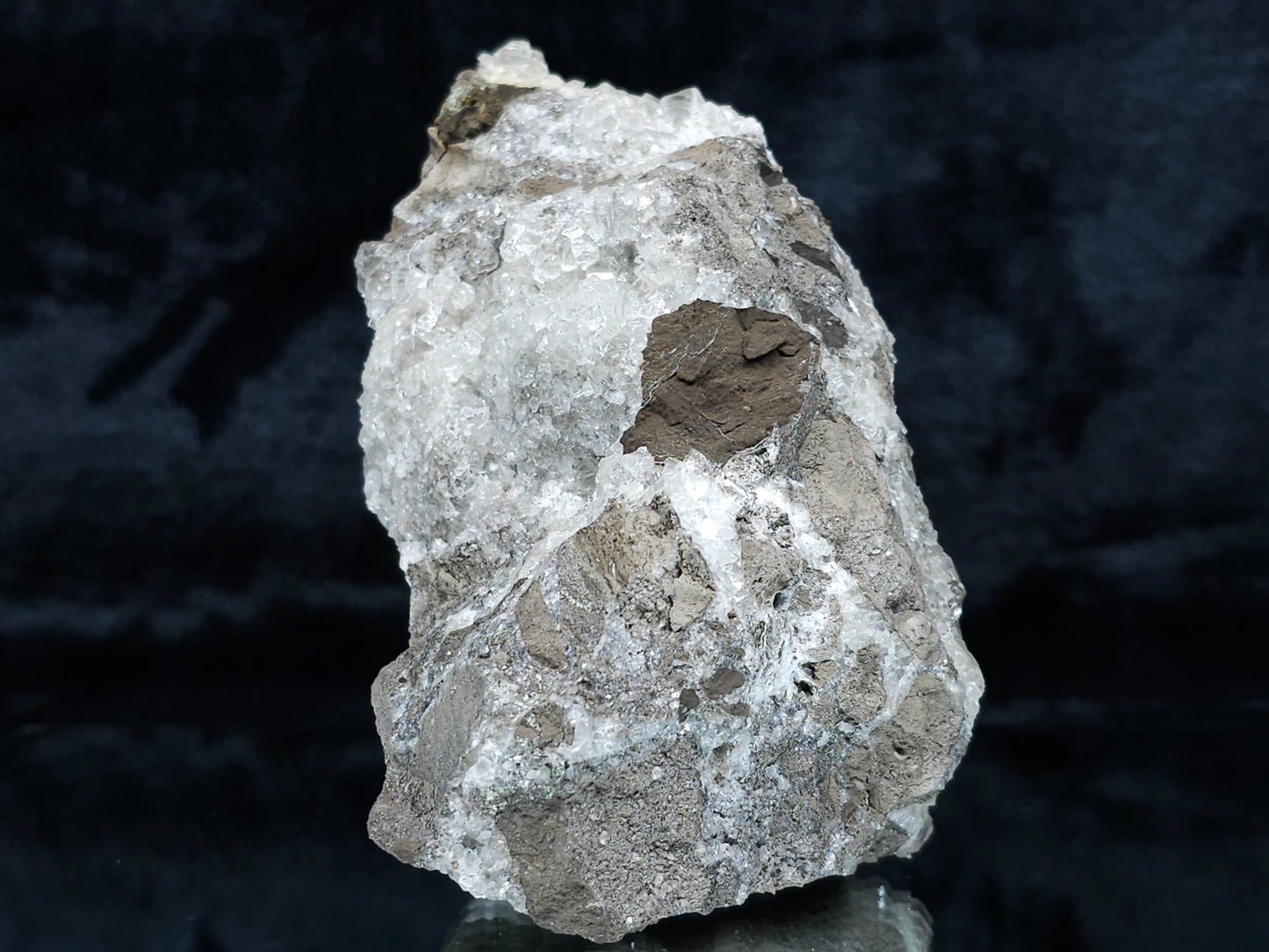 #35920 #Q Super clear Nailhead Spar Calcite geode, Chalcopyrite ore and multiple small fossils in the matrix