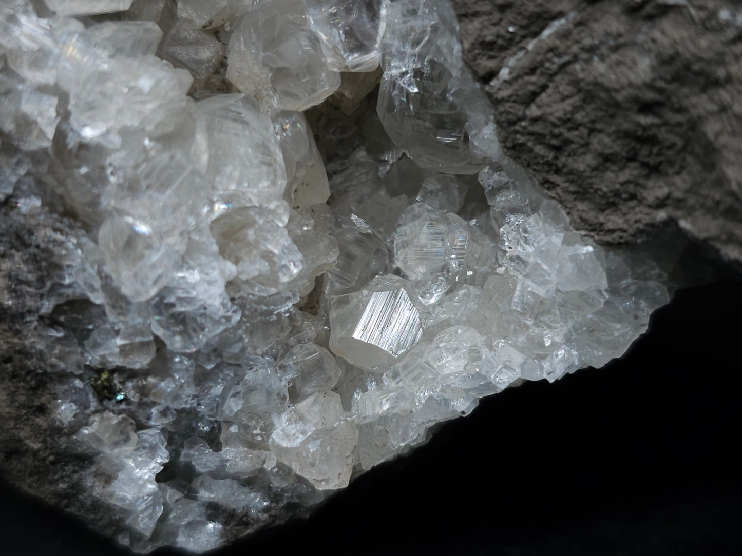 #35920 #Q Super clear Nailhead Spar Calcite geode, Chalcopyrite ore and multiple small fossils in the matrix