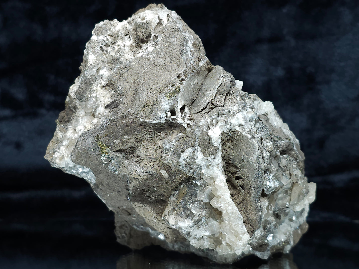 #34018 Super clear Nailhead Spar Calcite geode and Chalcopyrite ore and multiple small fossils in the matrix