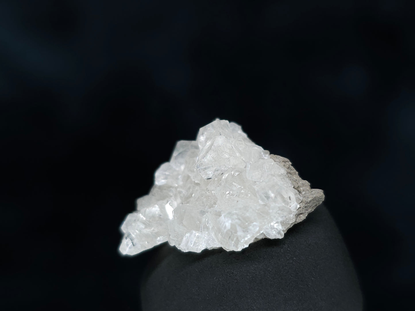 #33526 Super clear Nailhead Spar Calcite tiny cluster and multiple small fossils in the matrix