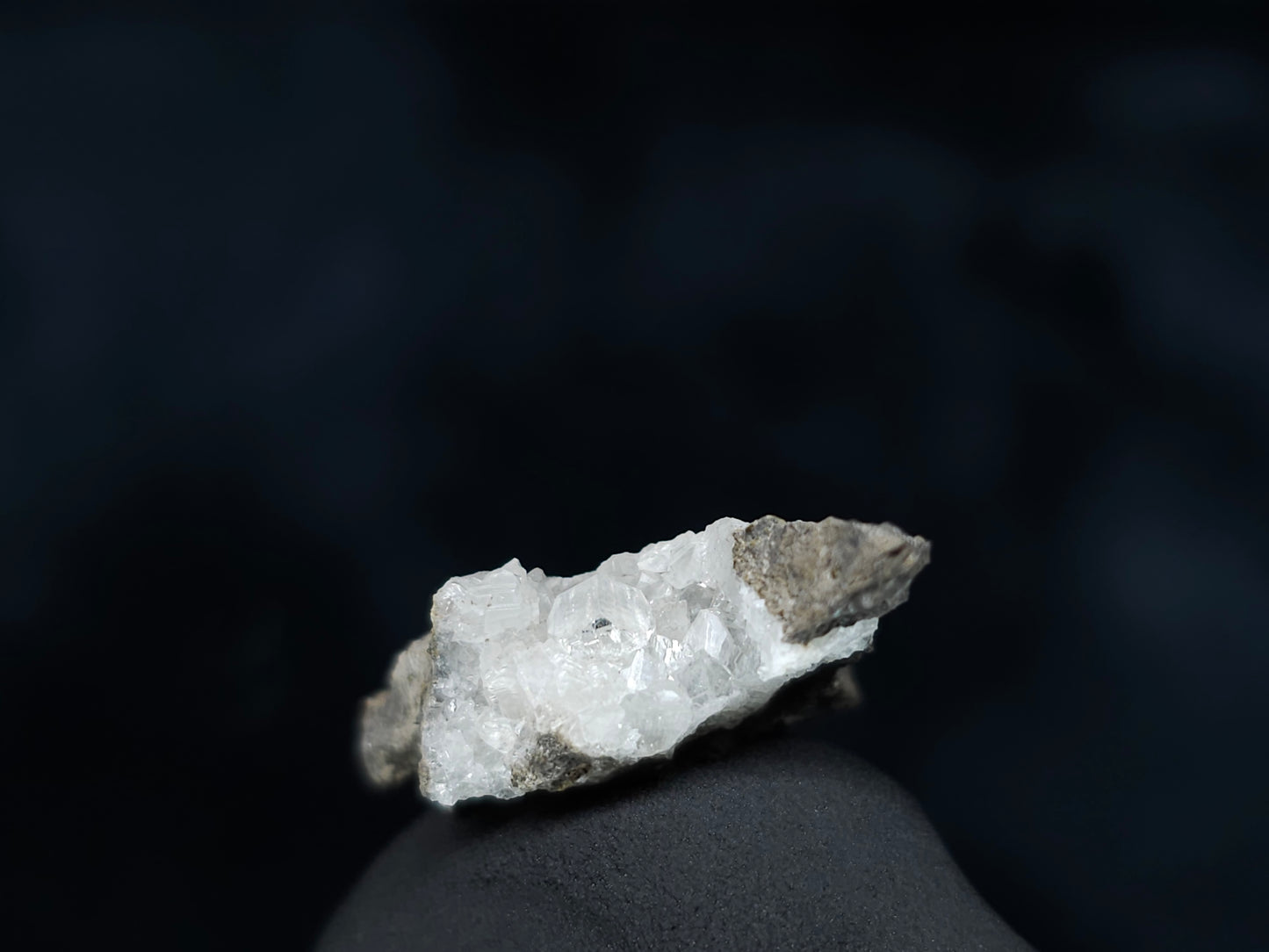 #33561 Super clear Nailhead Spar Calcite tiny cluster and multiple small fossils in the matrix
