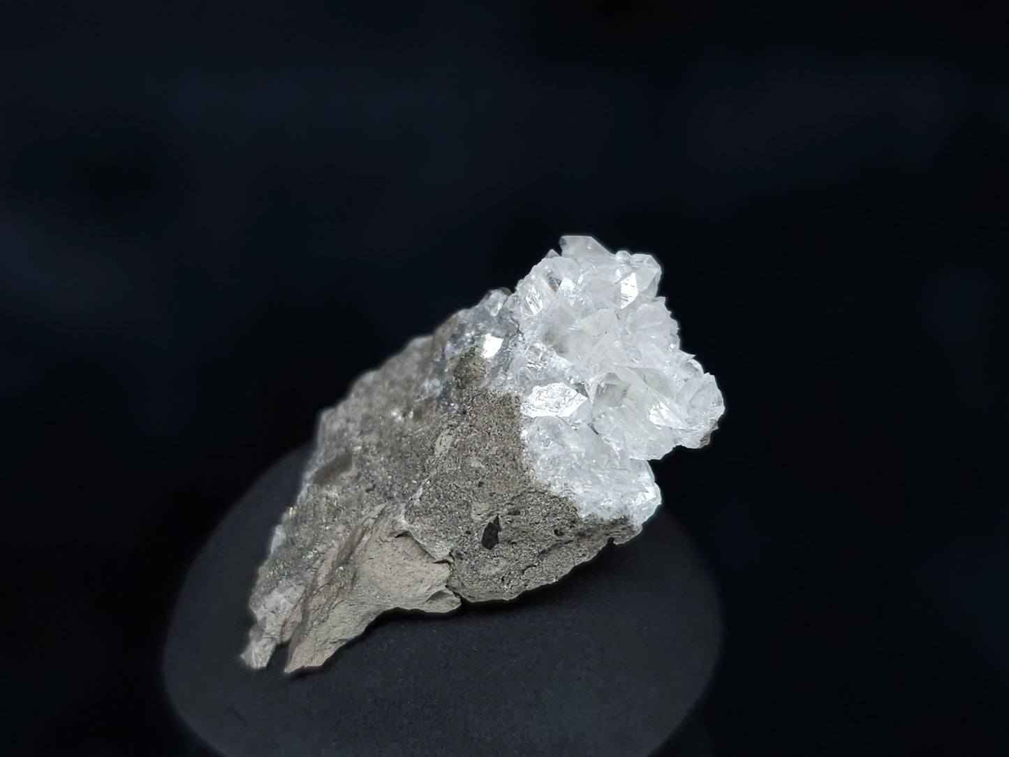 #33562 Super clear Nailhead Spar Calcite tiny cluster and multiple small fossils in the matrix