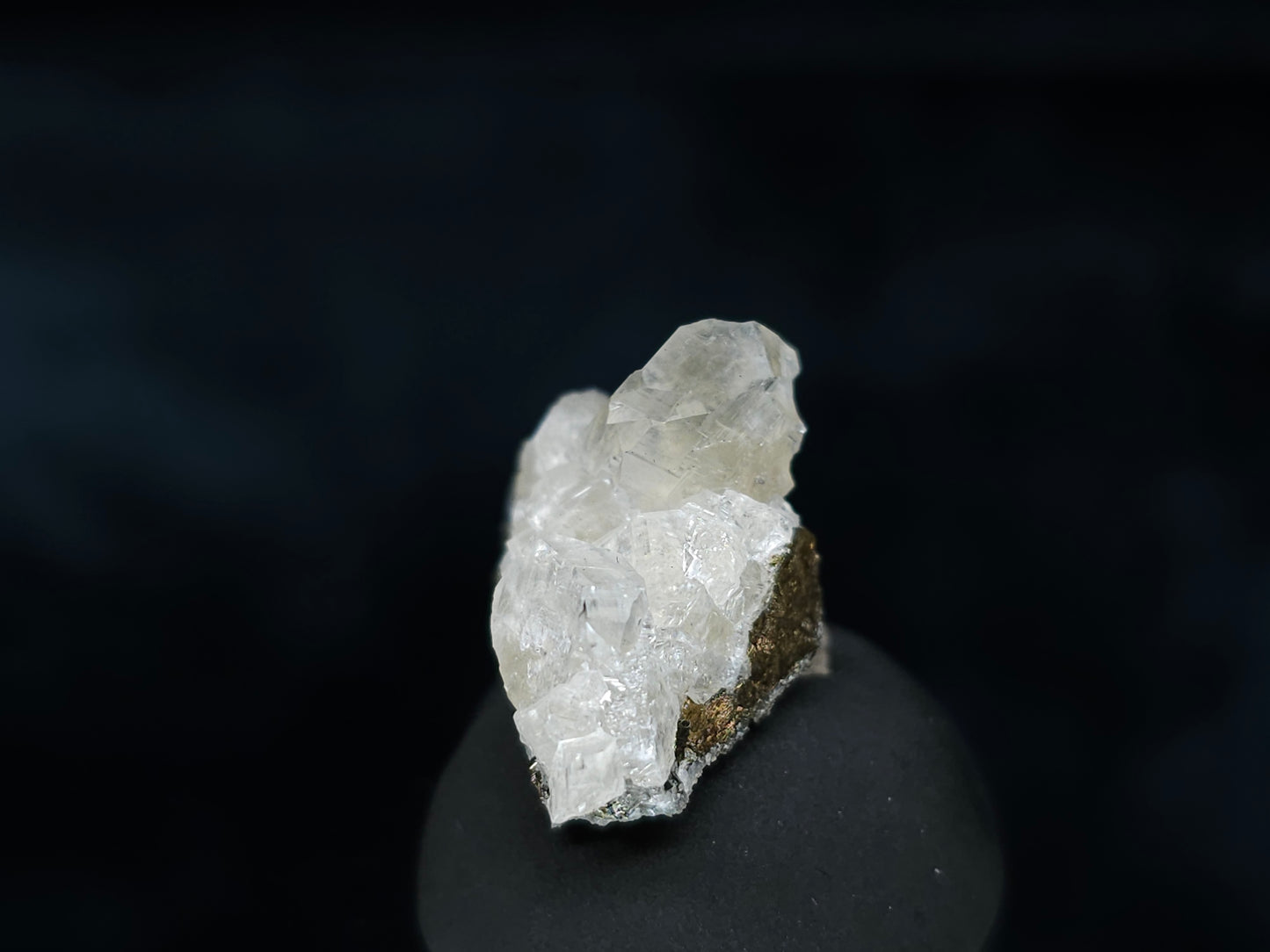 #33565 Super clear Nailhead Spar Calcite tiny cluster