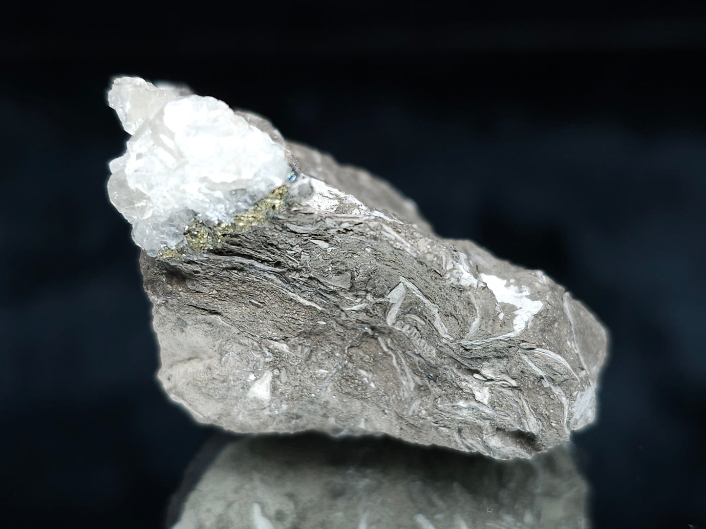 #33658 Super clear Nailhead Spar Calcite cluster and Chalcopyrite ore and multiple small fossils in the matrix