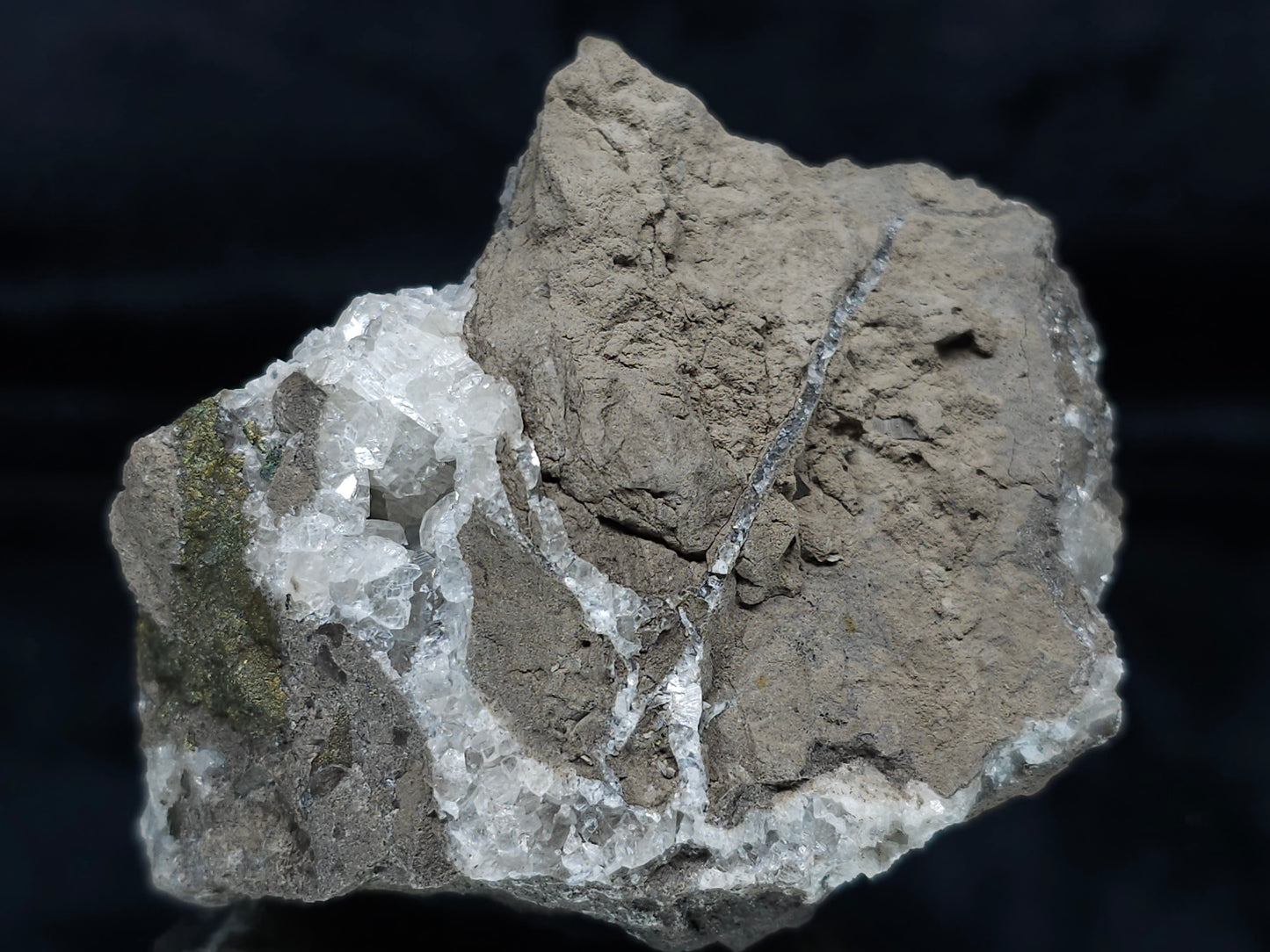#33679 Super clear Nailhead Spar Calcite geode and Chalcopyrite ore and multiple small fossils in the matrix