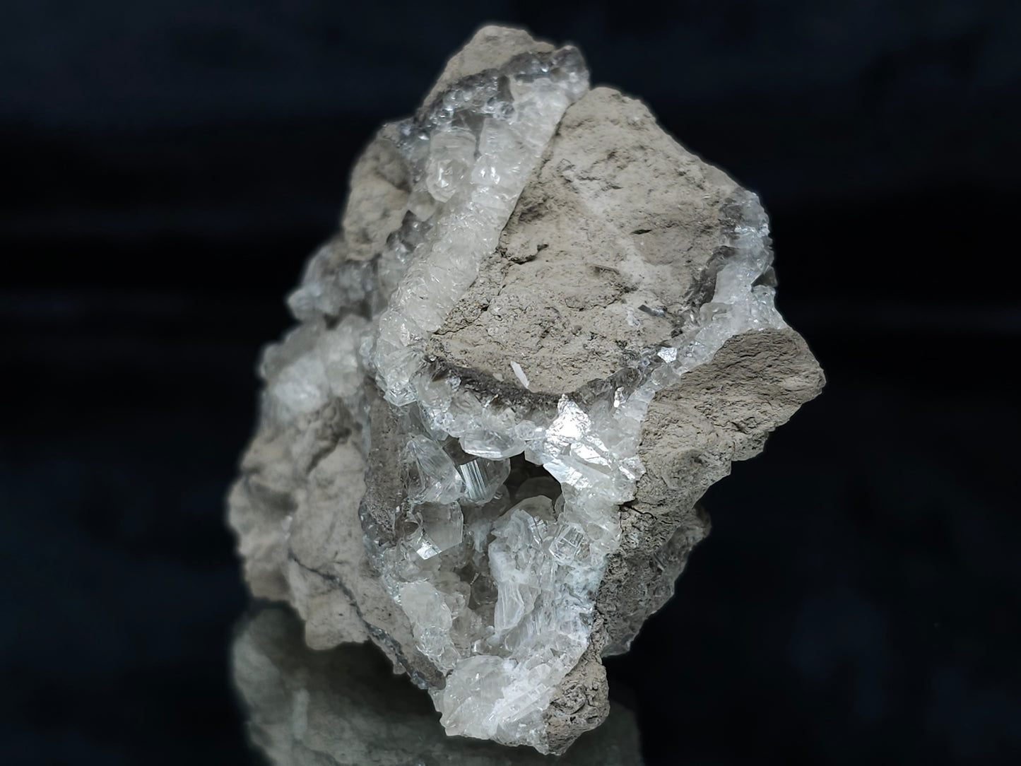 #33681 Super clear Nailhead Spar Calcite cluster and geode it also have Chalcopyrite ore and multiple small fossils in the matrix