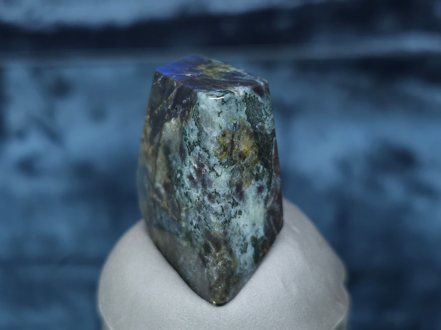 #44081 Labradorite