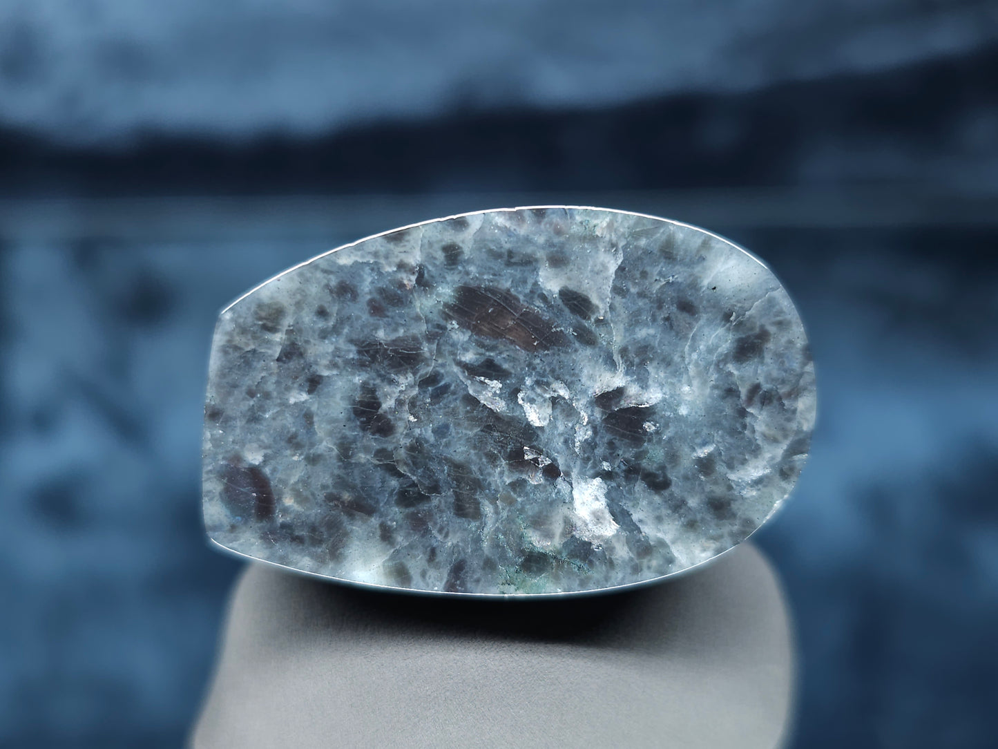 #44031 Labradorite