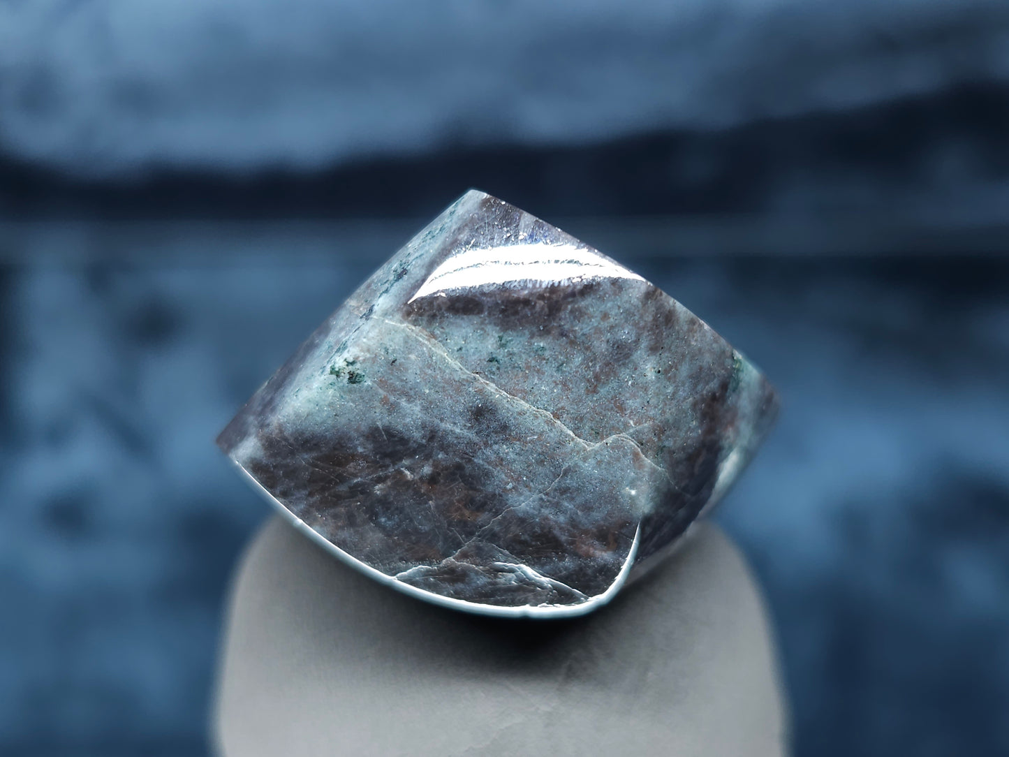 #44052 Labradorite