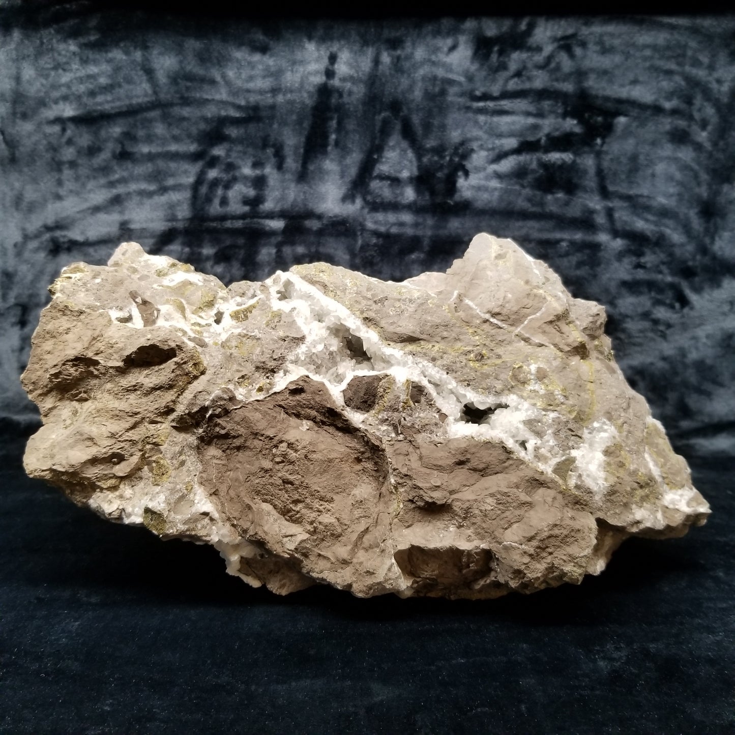 #33009 Super clear Nailhead Spar Calcite geode, Chalcopyrite ore and multiple small fossils in the matrix
