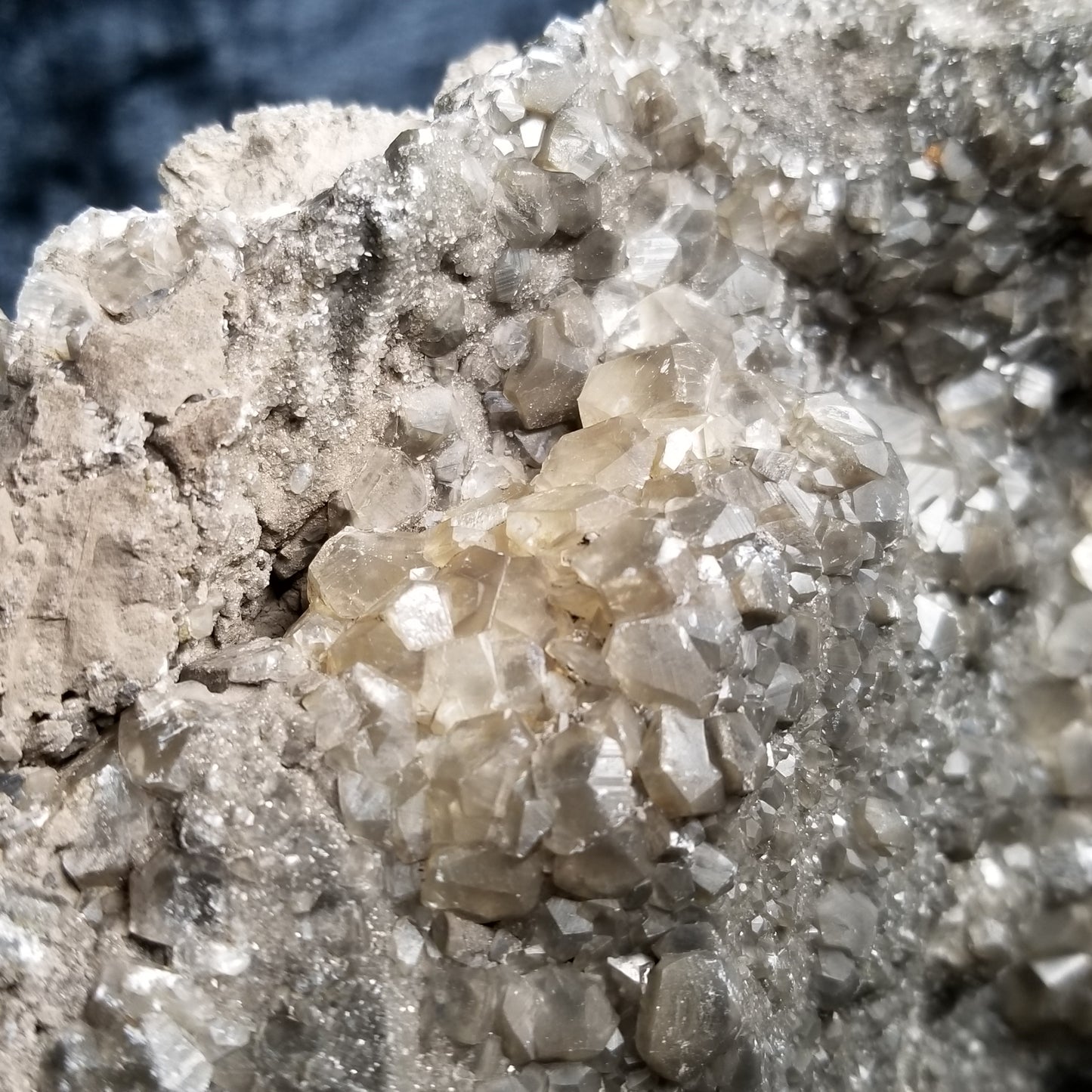 #33017 Special formation of Nailhead Spar Calcite cluster, Chalcopyrite ore and multiple small fossils in the matrix