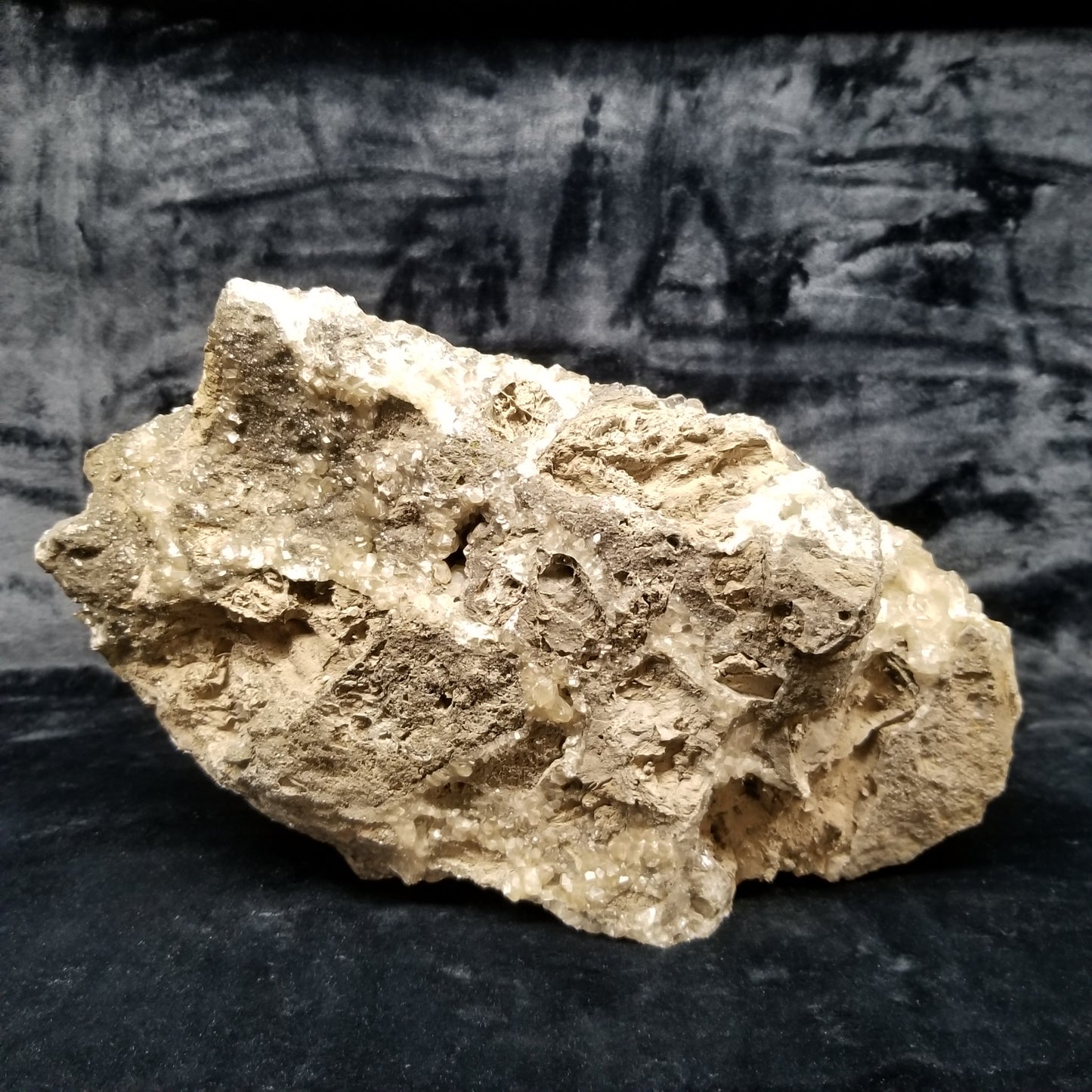 #33017 Special formation of Nailhead Spar Calcite cluster, Chalcopyrite ore and multiple small fossils in the matrix