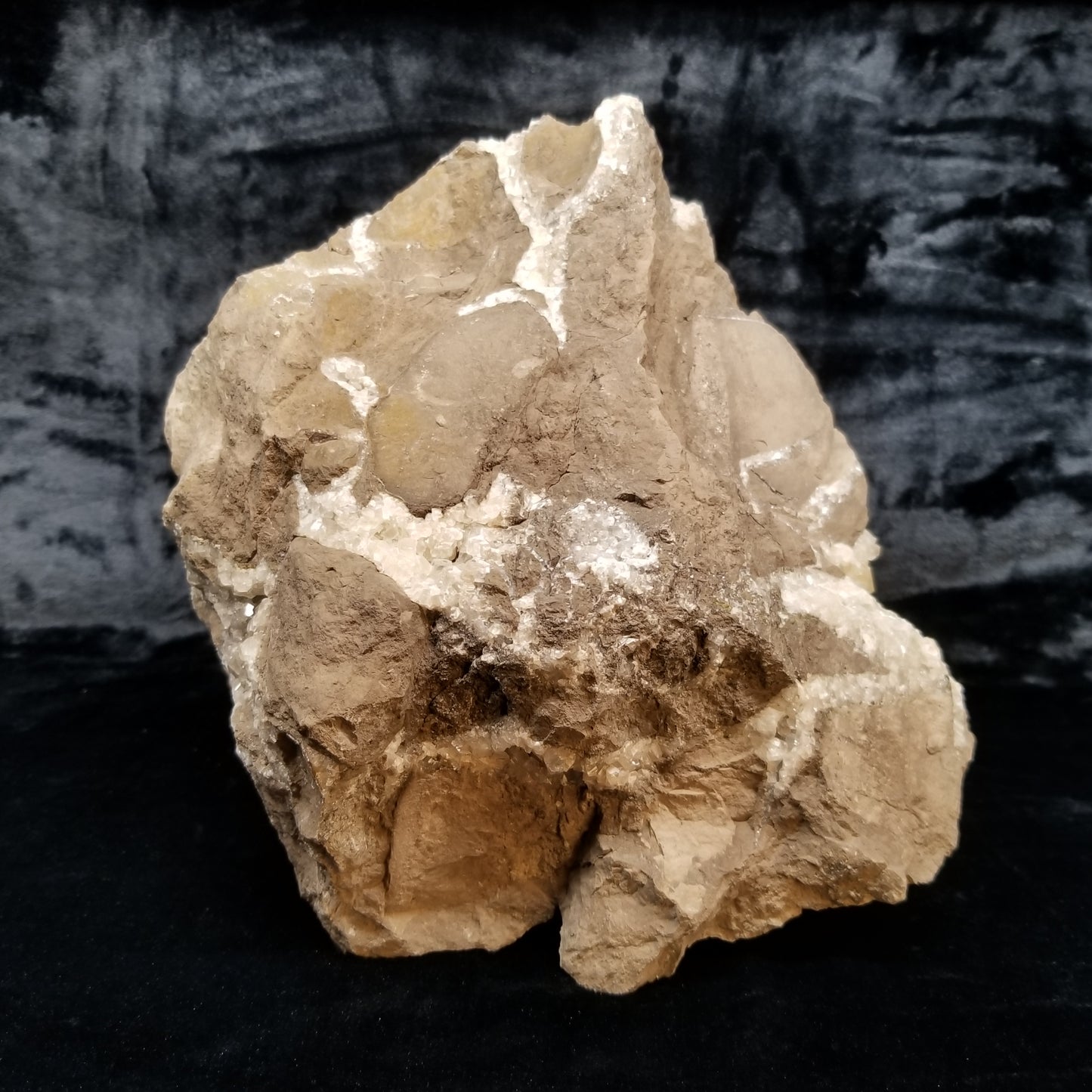 #33021 Super clear Nailhead Spar Calcite geode, Chalcopyrite ore and multiple small fossils in the matrix