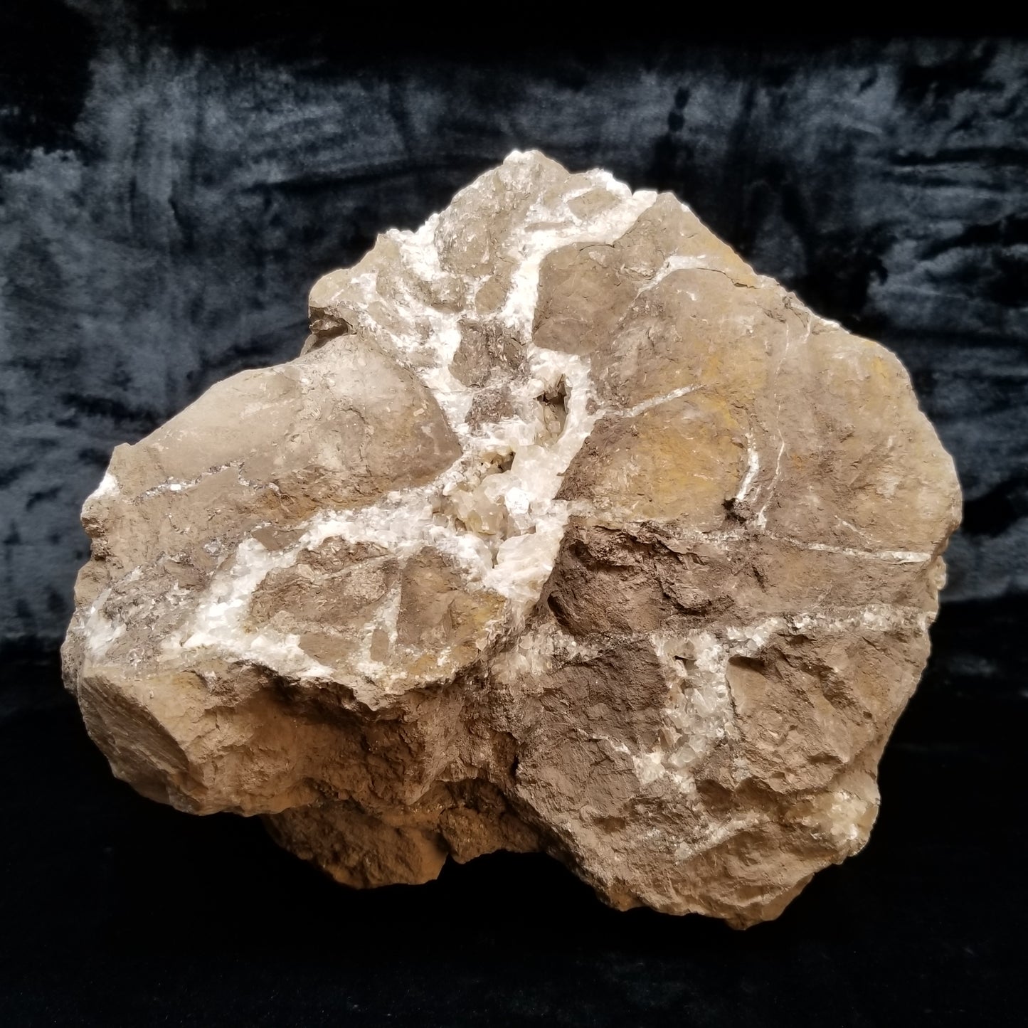 #33021 Super clear Nailhead Spar Calcite geode, Chalcopyrite ore and multiple small fossils in the matrix