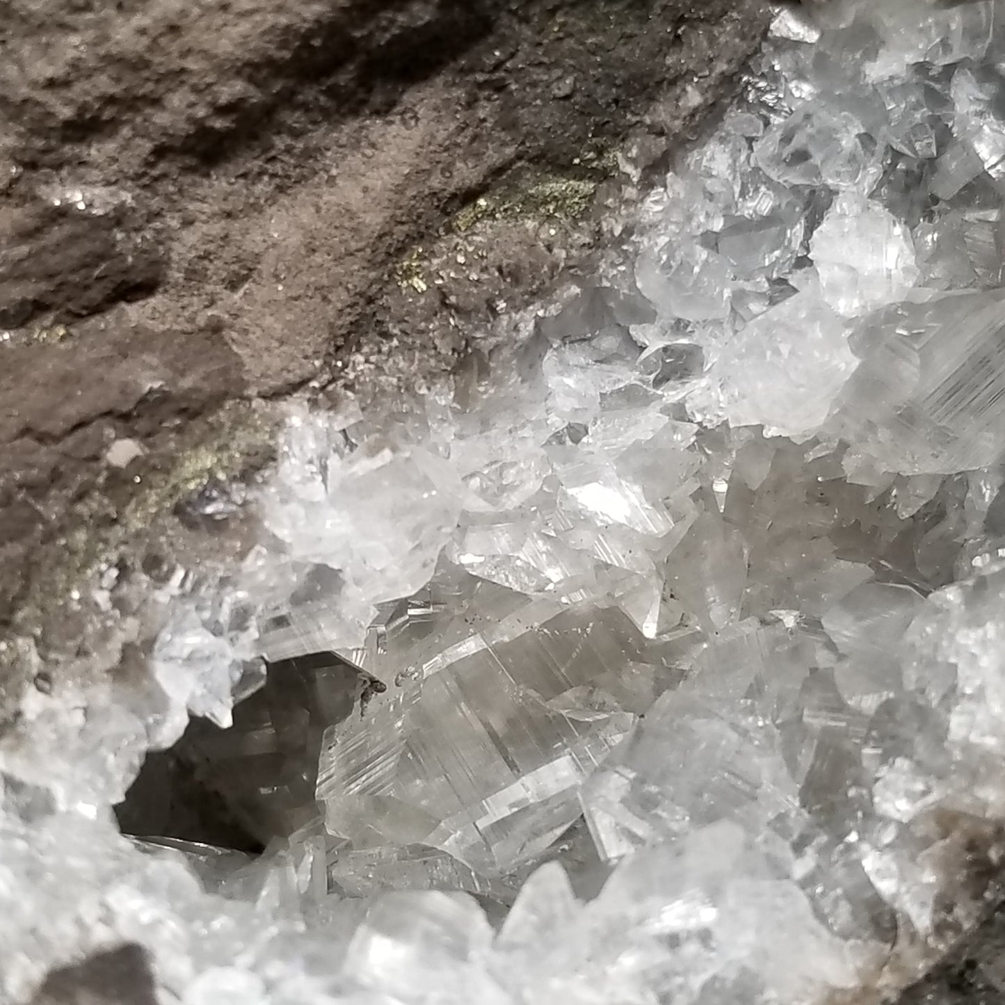 #33023 Super clear Nailhead Spar Calcite goede, Chalcopyrite ore and multiple small fossils in the matrix