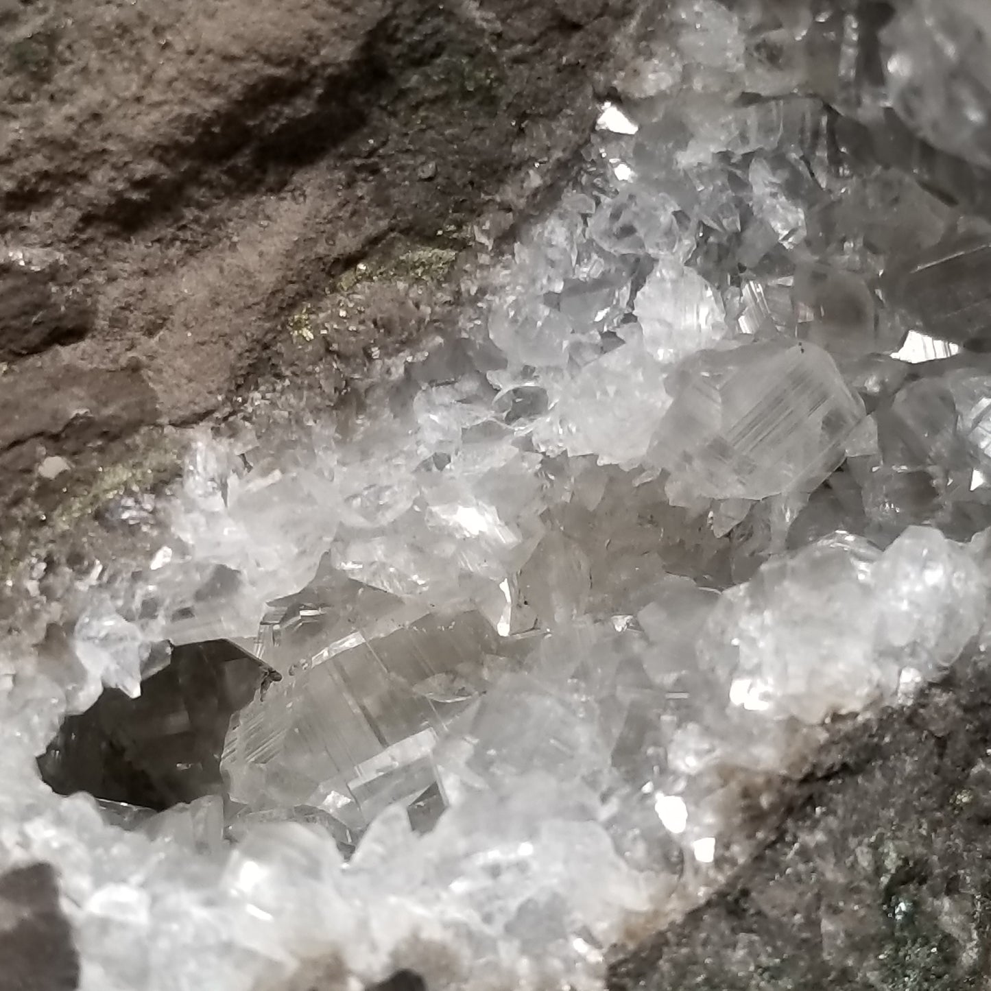 #33023 Super clear Nailhead Spar Calcite goede, Chalcopyrite ore and multiple small fossils in the matrix