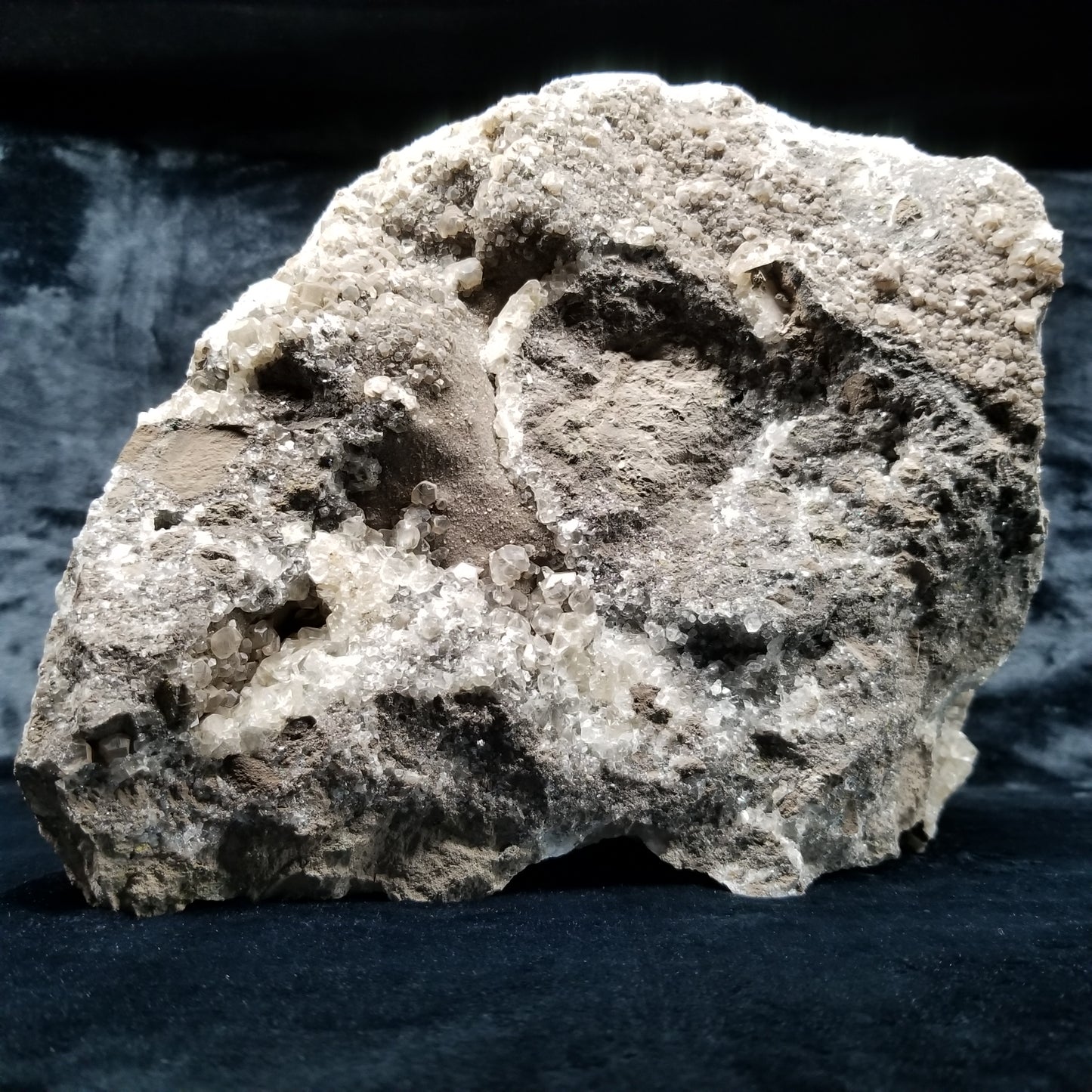 #33023 Super clear Nailhead Spar Calcite goede, Chalcopyrite ore and multiple small fossils in the matrix
