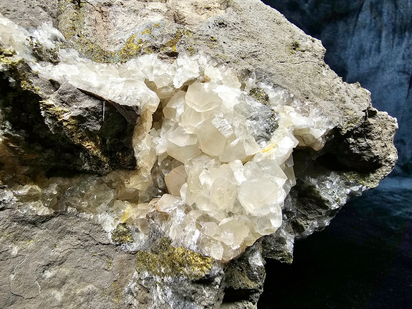 #33028 Super clear Nailhead Spar Calcite geode, Chalcopyrite ore and multiple small fossils in the matrix