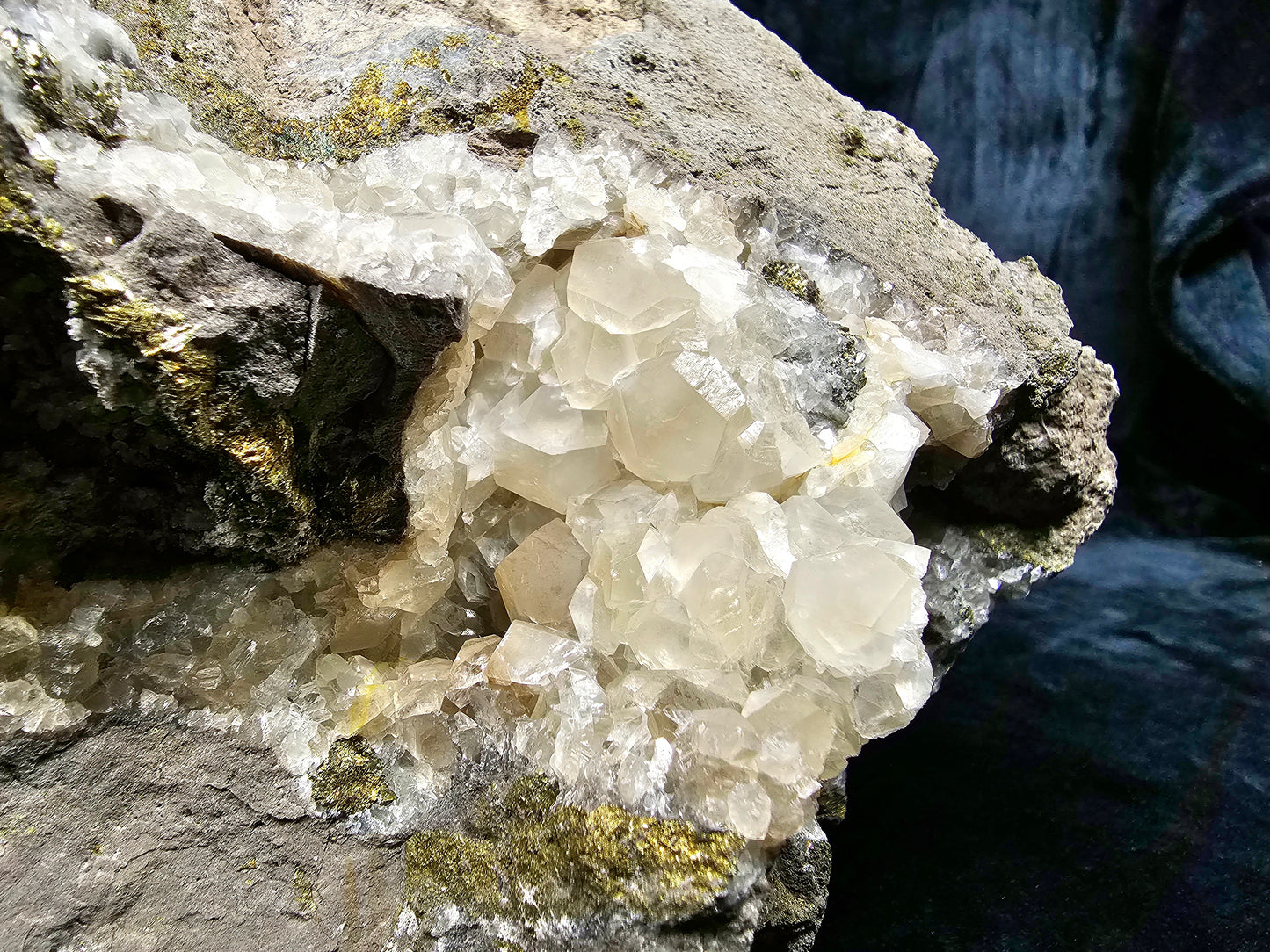 #33028 Super clear Nailhead Spar Calcite geode, Chalcopyrite ore and multiple small fossils in the matrix