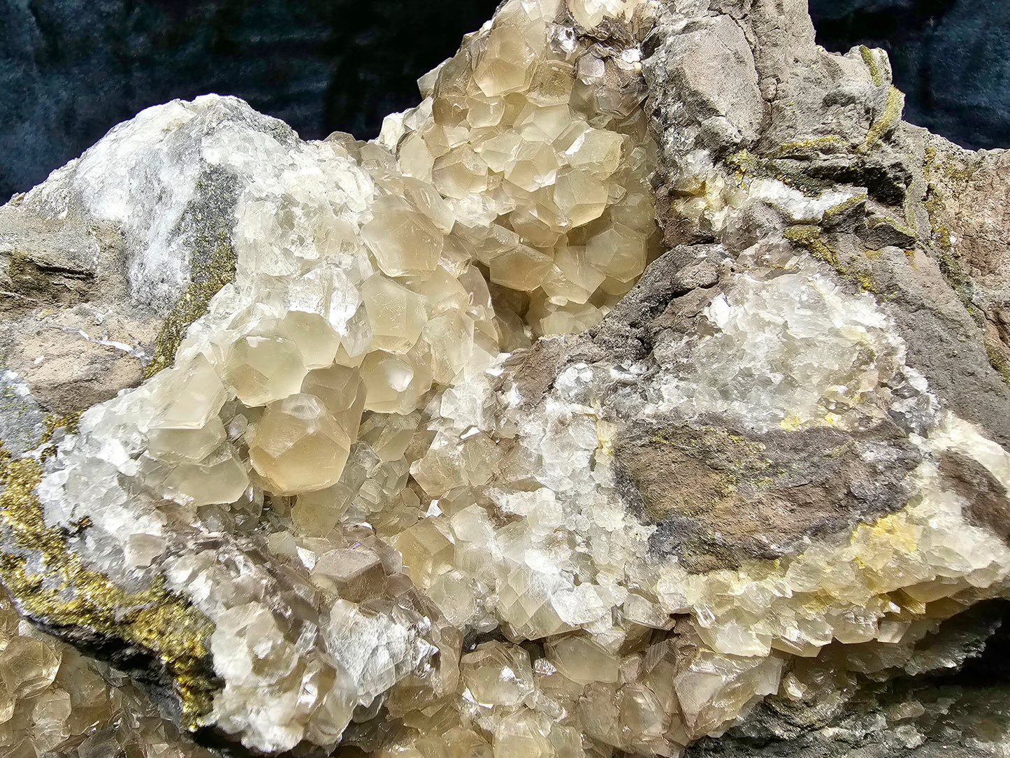 #33028 Super clear Nailhead Spar Calcite geode, Chalcopyrite ore and multiple small fossils in the matrix