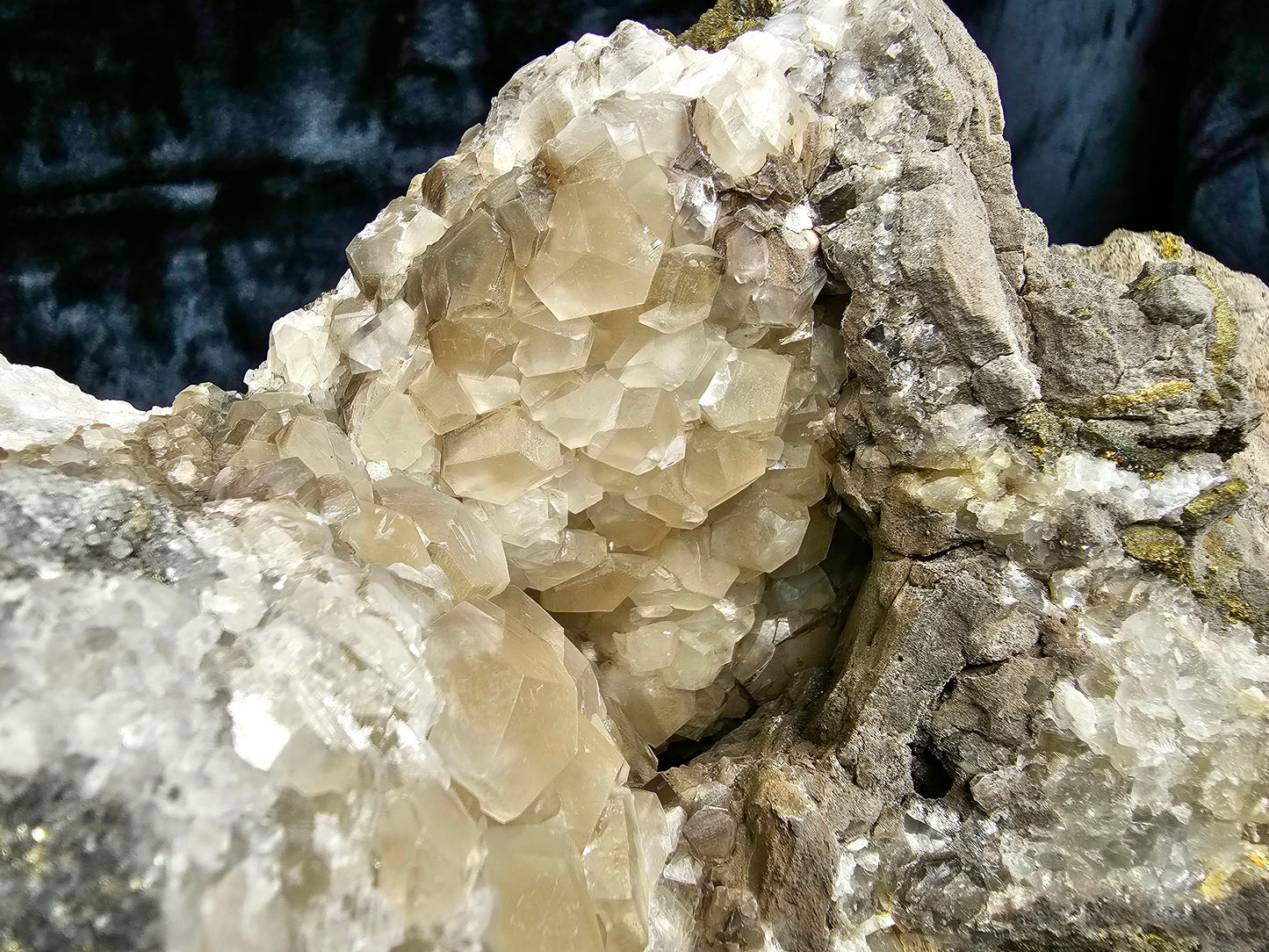 #33028 Super clear Nailhead Spar Calcite geode, Chalcopyrite ore and multiple small fossils in the matrix